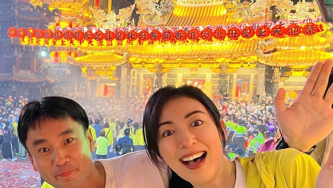 のインスタグラム：「來台灣12年終於解鎖了我的人生體驗名單「媽祖遶境」🎉 電視上看與體驗果然很不一樣，很興奮震撼的起駕夜，起雞皮疙瘩的初體驗！ 想像這麼多人為這麼盛大的活動準備的辛苦與熱血，在路上大家互相鼓勵加油打氣的旅程，這次深深感受到台灣人的熱情，善良，真的讓人超感動的！ 好希望這次的感動能傳達給更多朋友們！ 歡迎大家來看看我的YT「大久保麻梨子の台湾生活」見🙌🏻✨✨  ずっと行ってみたかった台湾の伝統行事「媽祖遶境」初体験！ 世界3大宗教儀式と言われている「媽祖遶境」はニュースでみる何倍もの迫力があって驚きと大興奮で鳥肌が立つ体験でした。 地域の皆さんがこの日の為に準備されていた大変さと情熱がひしひしと感じられます。 また道中お互いに励まし合って助け合う中で優しい台湾の人達とのふれあいも暖かくてとても感動しました。 Youtubeぜひご覧下さい！  #媽祖 #大甲鎮瀾宮 #大甲媽 #大甲媽祖遶境 #大甲媽祖 #媽祖遶境 #鎮瀾宮 #習俗 #大甲媽」