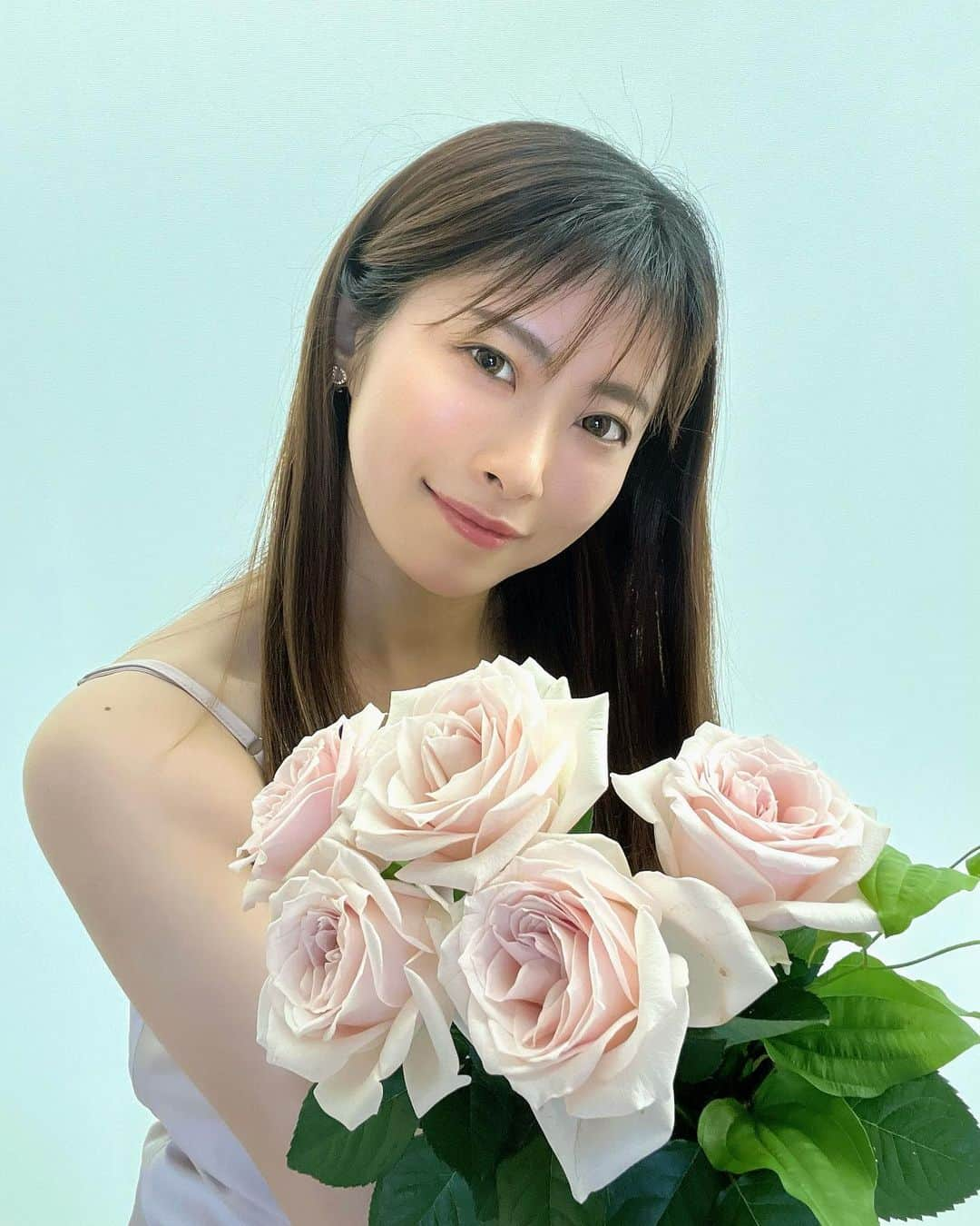 畑中香澄のインスタグラム：「🌹🌹 今月は淡いピンクの"ソメイユ"が届きました🫶  毎月どんなお花が届くかわくわく。  ピンクの薔薇の花言葉は"上品、感謝、感銘"🥀  いつもいいねやコメントくださるみなさんに感謝です🙏  Thank you always for the likes and comments. . . . #moafura  #モアフラ #お花の定期便 #お花のある暮らし #バラ花束 #バラ定期便 #バラサブスク #バラギフト #感謝を忘れずに #感銘 #ソメイユ #薔薇が大好き #薔薇好きさんと繋がりたい #淡い系女子 #ギフトにおすすめ #女の子ママ」