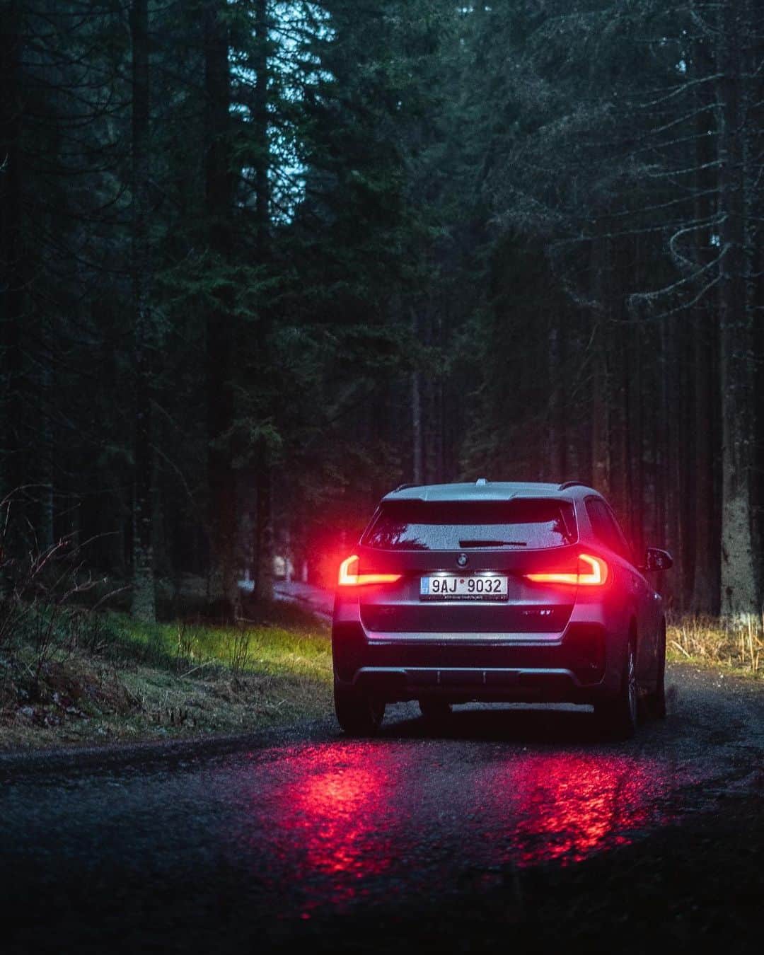 BMWさんのインスタグラム写真 - (BMWInstagram)「Taking on the elements 🌧🌲 📸: @thefilipstehlik @bmwcz #BMWRepost    The BMW X1. #THEX1 #BMW #X1 __ BMW X1 xDrive23i: Combined fuel consumption: 7.3–6.5 l/100 km. Combined CO2 emissions: 165–146 g/km. All data according to WLTP. Further info: www.bmw.com/disclaimer」4月25日 21時03分 - bmw