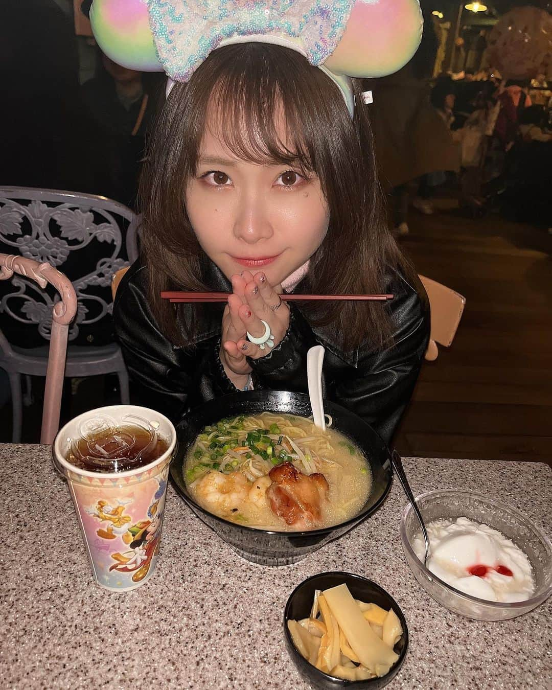 増井みおさんのインスタグラム写真 - (増井みおInstagram)「ディズニーにただ食べに来た人  エビカツバーガーセット クリームブリュレ風チュロス テリヤキチキン ケジャンシュリンプクレープ メイプルミッキーワッフル ミッキーのクッキーサンドアイス チキンと海老の白湯麺セット(めんま追加)  #tokyodisneyland #disney」4月25日 21時14分 - mio006