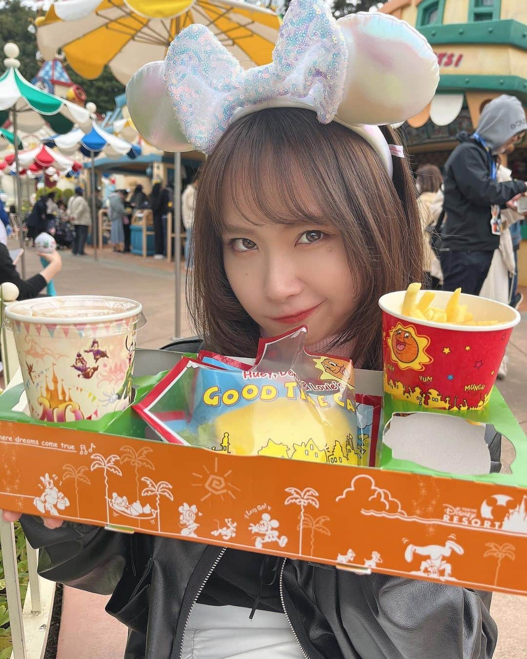 増井みおのインスタグラム：「ディズニーにただ食べに来た人  エビカツバーガーセット クリームブリュレ風チュロス テリヤキチキン ケジャンシュリンプクレープ メイプルミッキーワッフル ミッキーのクッキーサンドアイス チキンと海老の白湯麺セット(めんま追加)  #tokyodisneyland #disney」