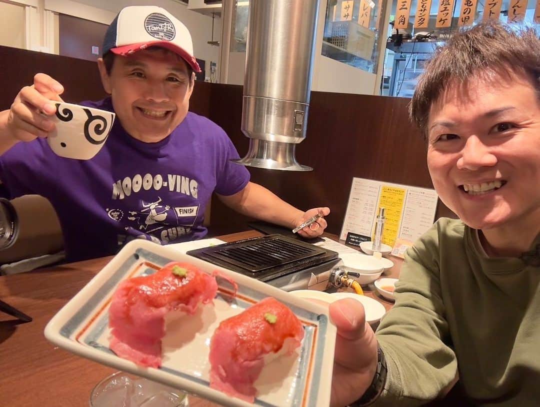のインスタグラム：「今日は宇都宮で、食レポYouTuberわっきーさんと泊まり込み。本場の餃子、佐野ラーメン、地元No. 1焼肉を食べに食べるチートデー。 本気出すとすぐに100kgを超えるので、普段は抑えているものの、初めての地では好奇心の抑えが効かない。  散々食べて歩いていると温泉パンなる看板を発見！その響きに釣られ入ってみると、これがなかなかのパンの種類。 いや、だけど、温泉で作ったパンがそんなにあるはずはない。そう睨んだ自称食通の自分は、お店の人に温泉で作ったパンはどれか？と際どい質問をしてみた。 すると衝撃の一言が。。  「一つもないんですよ！」😵　 店のネーミングが温泉パンというだけで、温泉で作ったものは一つもないんだそう。なんで・・😓笑 #宇都宮 #餃子 #最高級焼肉 #温泉パン #衝撃の結末 #でも買った」
