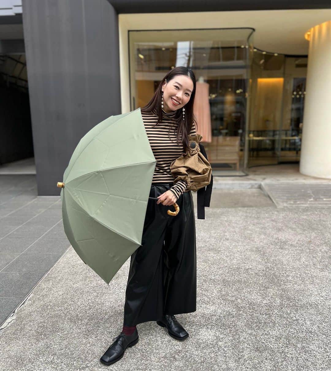 服部由紀子さんのインスタグラム写真 - (服部由紀子Instagram)「今年の母の日は5/14(日) 歳を重ねた母に、今年は傘のプレゼントを。  歳を重ねた母が最近言う言葉。 旅行を沢山したい "   元気に歩ける今、沢山出かけて沢山見たいと。  だからこそ、体力と健康のために傘をプレゼントしようと決めました。  ちなみに花嫁の撮影の時の日傘も @untule_official を使ってます。笑 個人的なファンでもある。  絶妙な色合いで可愛い♡  フォロワーの皆さんの中には花嫁が沢山。 結婚式を迎えることができるお2人には、産んでくださった母がいるからであって、 何にも代われない大切な存在です。  今まで守ってもらった母に、 感謝の言葉とともに何かをプレゼントしてみてはどうですか？  年に一度、恥ずかしがらず、 心から「ありがとう」と伝えよう！ 伝えられる内に、なんでも素直に気持ちを伝えよう！  ついでにファッションチェーック☂️  傘  @untule_official  トップス @marni  パンツ @tomorrowland_jp  靴 @cosstores_jp」4月25日 21時09分 - ceu0116