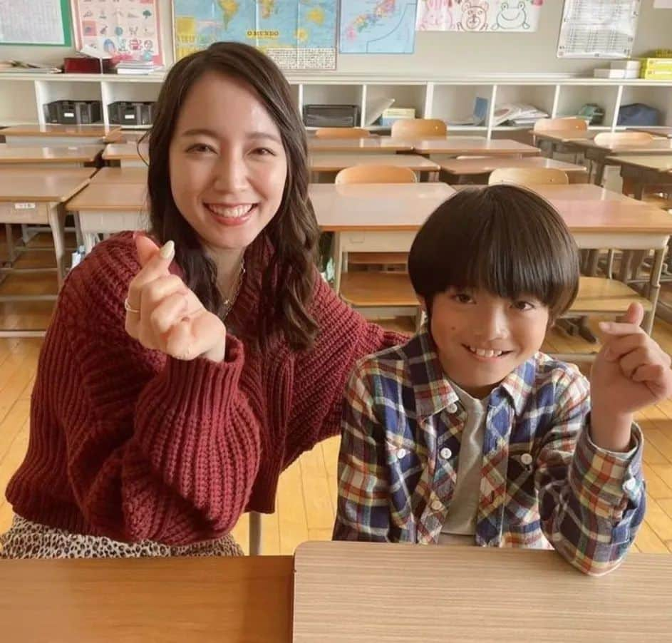 吉岡里帆ファンさんのインスタグラム写真 - (吉岡里帆ファンInstagram)「里帆ちゃん、りほらーの皆様今日も１日お疲れ様でした！(*´ー｀*) 福岡雨やったよねー😵😵今も降りよーけど｡。明日は晴れるとゆー予報らしいけど｡。  そんなことより！😍😍  里帆ちゃん先生の役とかも似合いそーー😆😆 生徒の為に一生懸命😌😌 生徒を信じない大人が沢山の中で 里帆ちゃんだけは何がなんでも信じてるとゆー そんな先生😍😍  #吉岡里帆 #吉岡里帆かわいすぎ #吉岡里帆ちゃん #レンアイ漫画家」4月25日 21時10分 - aka____pon12riho_fan