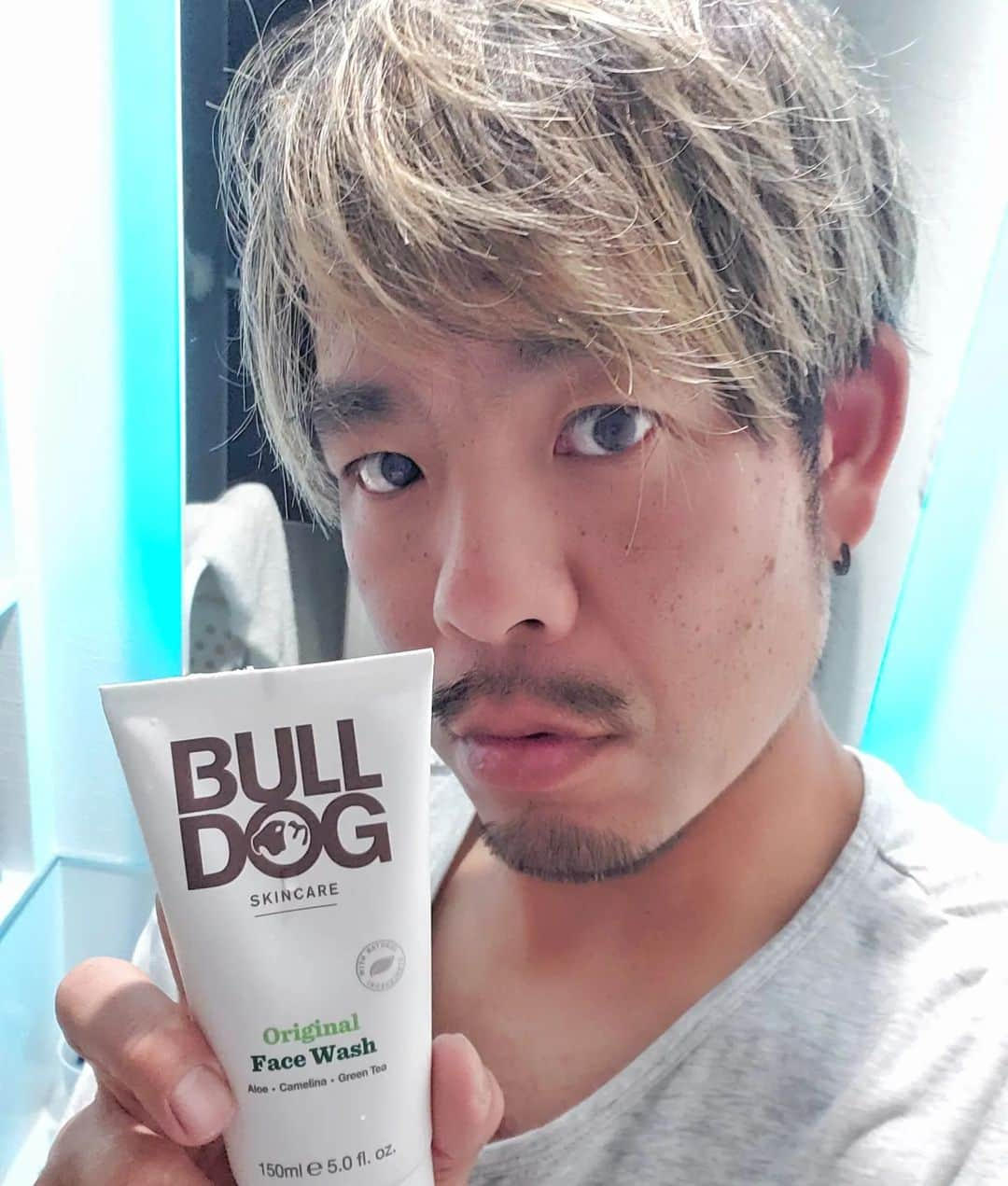 剛王さんのインスタグラム写真 - (剛王Instagram)「俺が愛用させてもらってる#スキンケア ブランドの@bulldogskincarejapan  オリジナルシリーズの フェイスウォッシュ(洗顔料) 俺はブルドッグに出会ってスキンケアの大切さやったり毎日洗顔して保湿して肌を大事にするようになった  男性もスキンケアが大切な時代 皆さんお試しあれ  #ブルドッグスキンケア #bulldogskincare #bulldogskincarejapan #スキンケア #メンズスキンケア #メンズコスメ #メンズケア #メンズファッション #メンズ化粧品 #メンズ美容 #美容 #美容系男子 #美活 #美意識 #メンズヘア #美容好きな人と繋がりたい #美肌ケア #ボディケア」4月25日 21時10分 - gooh2010