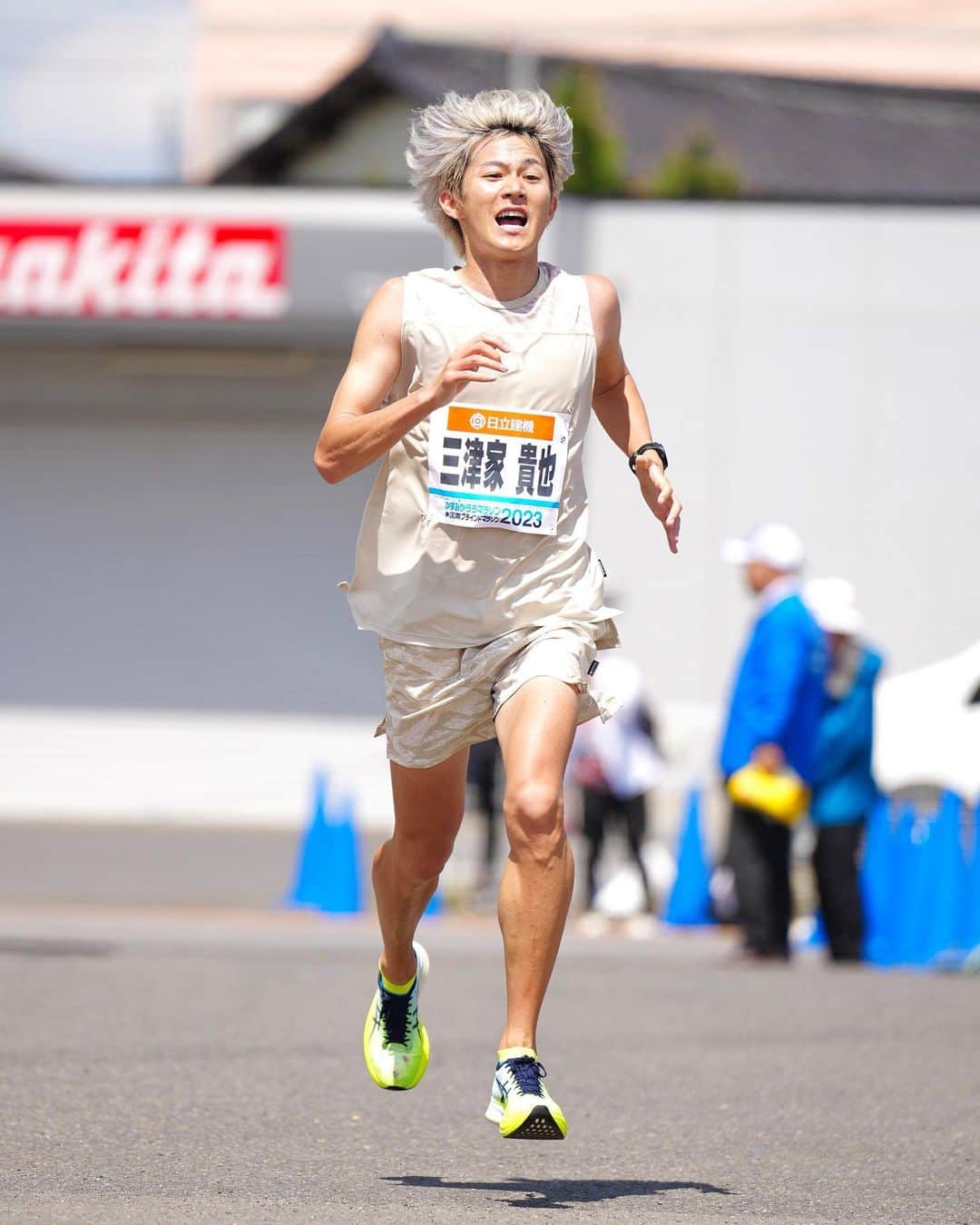 三津家貴也さんのインスタグラム写真 - (三津家貴也Instagram)「. 右にスワイプすると42.195km走っていきます。 photo by オールスポーツ #かすみがうらマラソン #かすみがうらマラソン2023 #オールスポーツ」4月25日 21時11分 - takaya_mitsuka