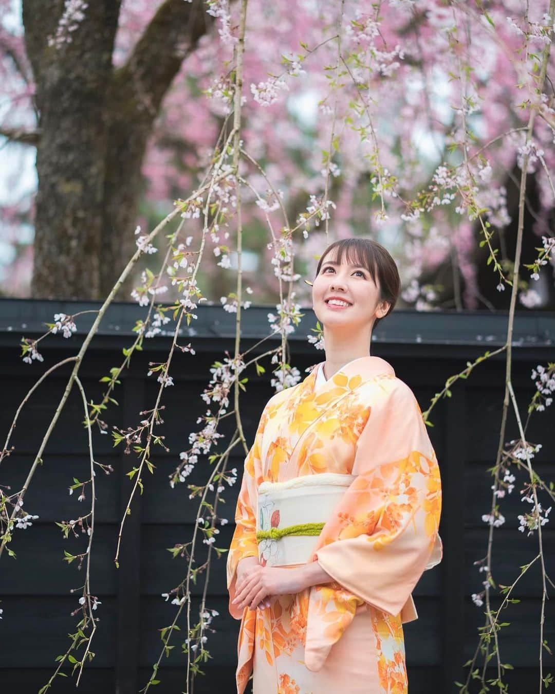 相場詩織さんのインスタグラム写真 - (相場詩織Instagram)「⁡ ⁡ 桜が大好きなので あと少しだけ余韻に浸らせて下さい🌸 ⁡ 1枚目は仙北市角館の武家屋敷です♡ 武家屋敷に来ると街並みの雰囲気に合わせて どうしても和装に身を包みたくなります😌 この日は晴天ではなく、時折小雨が降る花曇りだったため その場がパッと華やぐような色のお着物を ご用意していただきました✨ 枝垂れ桜と調和するようなあたたかな色味を 選んでいただき、海外の方からも好評でした☺️  着付け＆衣装協力→しゃなりさん ⁡ ⁡ 2枚目以降は本荘公園の桜です♡ 由利本荘市に行ったら必ず寄ってしまうほど 大好きなカフェミクラマチパーラーさんの ベリーベリースムージー🍓 親友とのお花見は桜色のニットに ピンクのコンバースを合わせて 完全に浮かれていました🤭笑  #東北 #秋田 #角館 #武家屋敷 #東北旅行 #秋田旅行 #秋田観光 #お花見 #お花見スポット #絶景 #桜 #お花見コーデ #着物 #着物コーデ #着物ヘア #帯　 #着物レンタル #着物ヘアアレンジ #大人和装 #akita #kakunodate #cherryblossoms  #벚꽃　#벚꽃축제　#벚꽃놀이」4月25日 21時11分 - shioriaiba0801