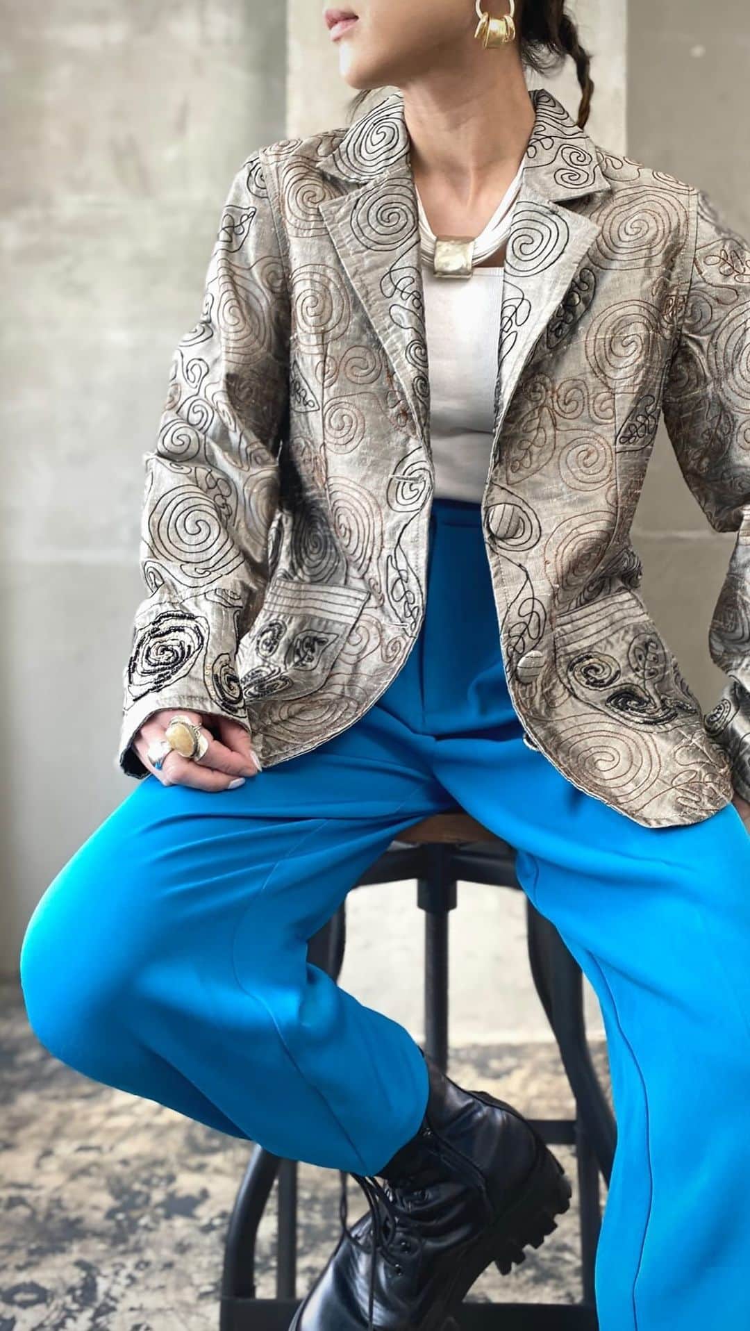 Chief used&vintageのインスタグラム：「“Metallic Silver Silk Embroidered Jacket “ Online Store in Stock  オンラインストアにて販売中 在庫１点のみ  エッジィなメタリックシルバーが　 春の着こなしにマッチしそうな刺繍ジャケット。 ぐるぐるとした渦巻き模様が ユーモアラスな個性をプラスしてくれます。  マニッシュに着られるテーラード襟に コンパクトなシルエット。 パンツでもスカートでもバランスが取りやすい 程よい着丈も魅力的です。  詳細はタグ付けより オンラインストア商品ページにお進みくださいませ。  #ヴィンテージ #ヴィンテージファッション  #古着 #古着コーデ #ヴィンテージ古着 #刺繍ジャケット #個性的ファッション #刺繍 #ジャケットコーデ #embroidery」