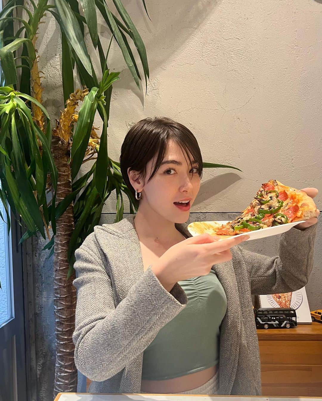 ダンシーシャノン美沙さんのインスタグラム写真 - (ダンシーシャノン美沙Instagram)「たまには🍕💗　  大きすぎて食べ方に手こずる私。 #pizza」4月25日 21時22分 - shannon.fancy