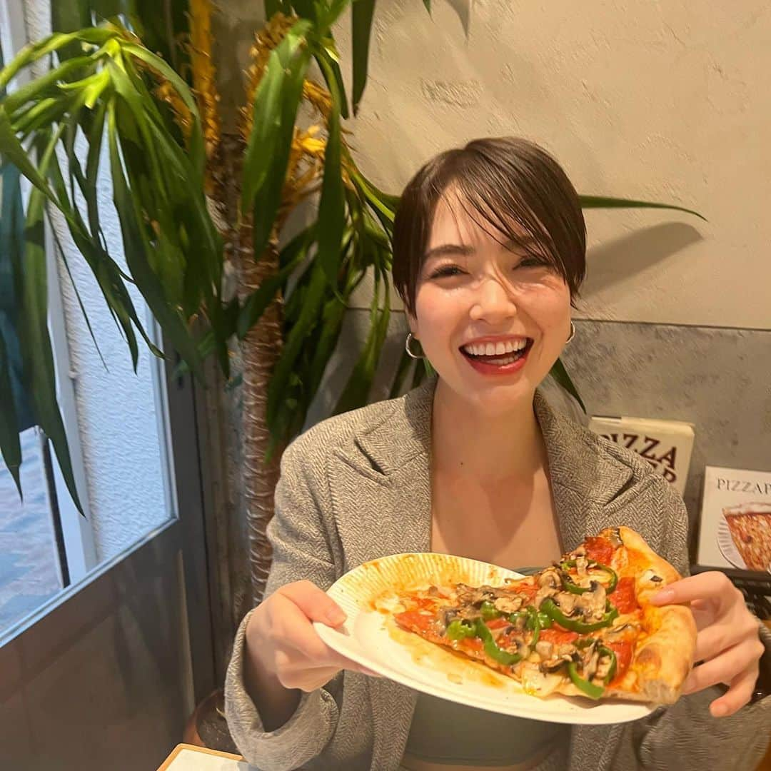 ダンシーシャノン美沙さんのインスタグラム写真 - (ダンシーシャノン美沙Instagram)「たまには🍕💗　  大きすぎて食べ方に手こずる私。 #pizza」4月25日 21時22分 - shannon.fancy