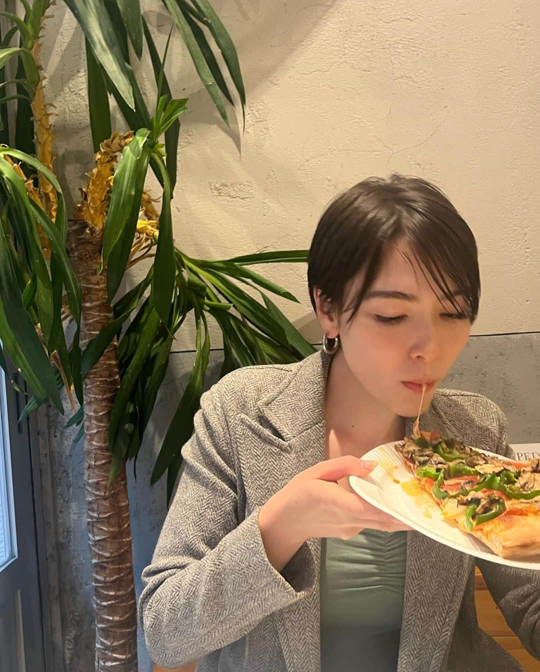 ダンシーシャノン美沙さんのインスタグラム写真 - (ダンシーシャノン美沙Instagram)「たまには🍕💗　  大きすぎて食べ方に手こずる私。 #pizza」4月25日 21時22分 - shannon.fancy
