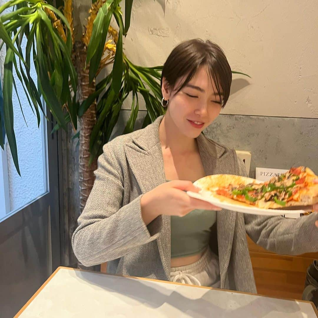 ダンシーシャノン美沙さんのインスタグラム写真 - (ダンシーシャノン美沙Instagram)「たまには🍕💗　  大きすぎて食べ方に手こずる私。 #pizza」4月25日 21時22分 - shannon.fancy