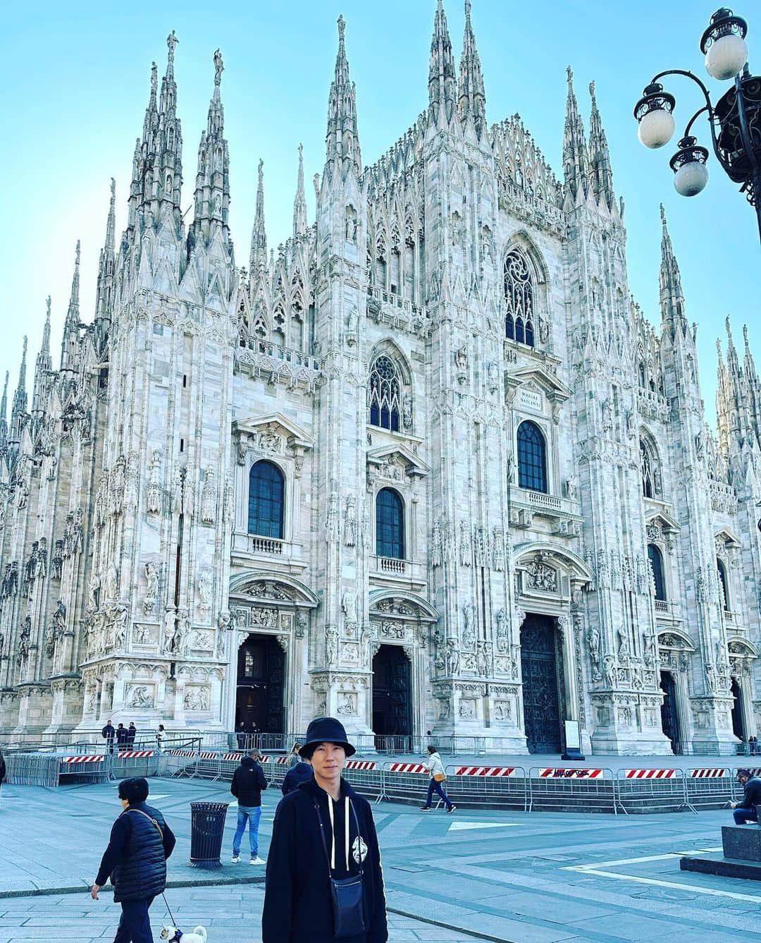 古市憲寿さんのインスタグラム写真 - (古市憲寿Instagram)「初めての北イタリア。ローマやナポリにしか行ったことがなかったので、ミラノやベネチアを回ってみた。ちょうど友達も何人かいたし。  イタリアはいまでも都市ごとの風土が違っていて、特に南北でその差が大きい。先に工業化した北に対して、農業が中心だった南はまるで植民地のような扱いを受けていた。日本の近代化における大都市と農村の関係に似てなくもないけれど、何となくユニフィケーションが進んできた日本と違い、今でも別の国々のようだとイタリアの友人は言う。  というわけでミラノでは大したトラブルもなく観光地のような場所を巡る。「最後の晩餐」は9メートルくらい離れた場所からだと、まるでトリックアートのように奥行きが感じられました。そしてベネチアの猫は野生みが残っていました。」4月25日 21時22分 - poe1985