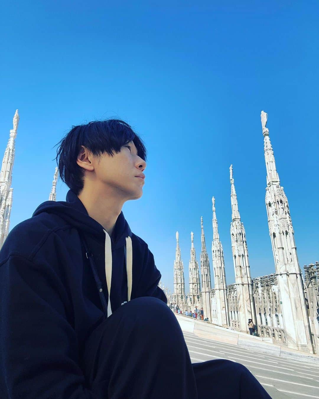 古市憲寿のインスタグラム：「初めての北イタリア。ローマやナポリにしか行ったことがなかったので、ミラノやベネチアを回ってみた。ちょうど友達も何人かいたし。  イタリアはいまでも都市ごとの風土が違っていて、特に南北でその差が大きい。先に工業化した北に対して、農業が中心だった南はまるで植民地のような扱いを受けていた。日本の近代化における大都市と農村の関係に似てなくもないけれど、何となくユニフィケーションが進んできた日本と違い、今でも別の国々のようだとイタリアの友人は言う。  というわけでミラノでは大したトラブルもなく観光地のような場所を巡る。「最後の晩餐」は9メートルくらい離れた場所からだと、まるでトリックアートのように奥行きが感じられました。そしてベネチアの猫は野生みが残っていました。」