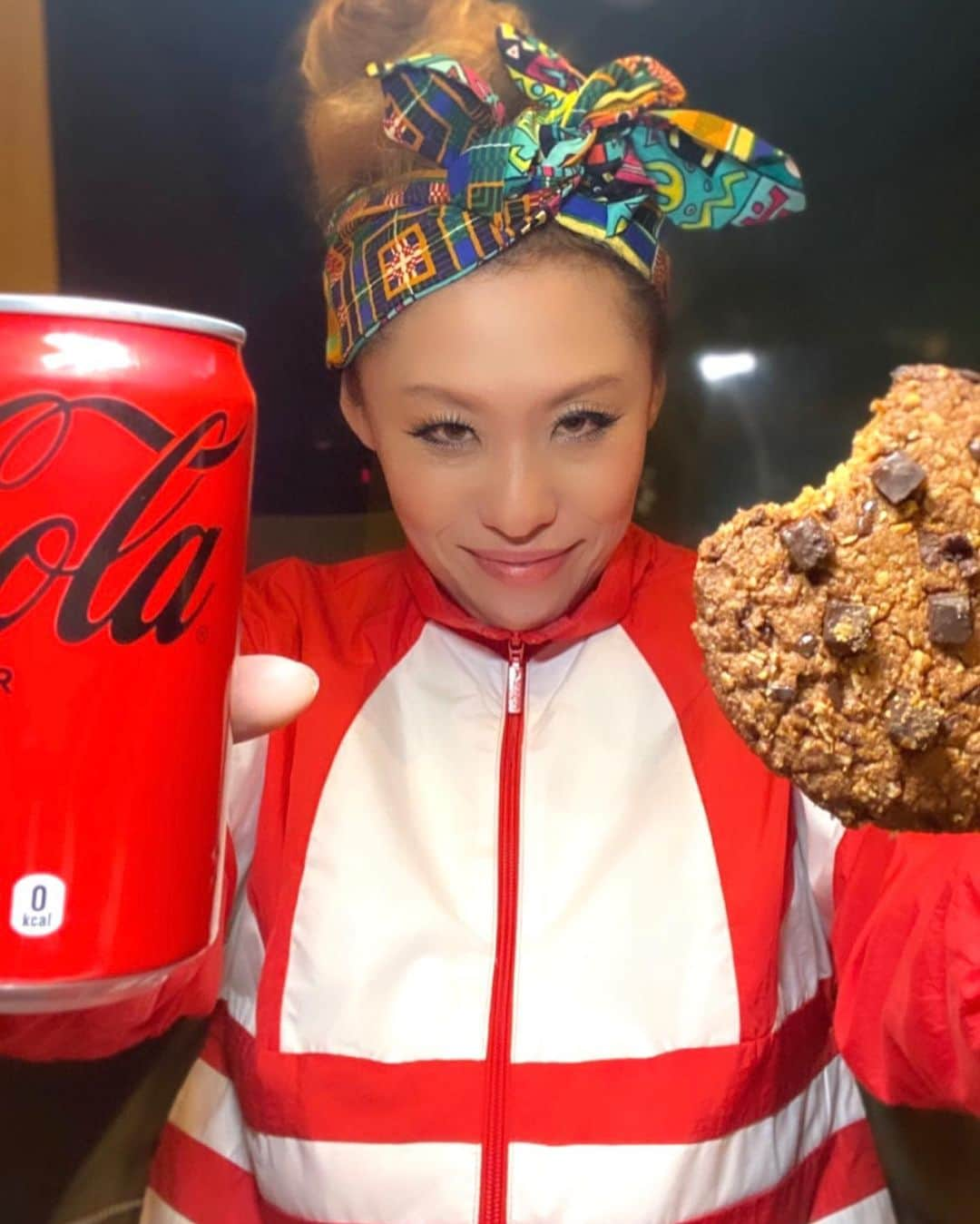 Metisのインスタグラム：「今日はスタジオからカロリーで世界を制す🌏 ダイエット反対 CokeとCookie🍪頂きやした ありがとう！  When I arrived at the studio Sobia gave me a birthday snacks!!! This is so good！！  Metis  #グルメ#カロリー#クッキー#コーラ #グルメ女子 #食べ物好き#お菓子好き #ジャンクフード好き#カロリーで生きてる私達  #食べよう#笑顔のループ #笑顔のバトン #笑顔の発電所  #adidas#アディダス#90s#うまし😋 #美味しいわ」