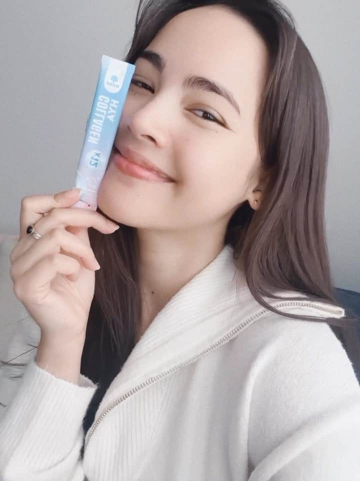 ウッラサヤー・セパーバンのインスタグラム：「ถ้าพูดถึง Collagen ที่ญ่าเลือกทานมานานกว่า 3 ปี  ต้อง #MANA Collagen HYA สูตรใหม่ ที่มีส่วนผสมของไฮยาลูรอนนิค จากเห็ดหูหนูขาว ที่ช่วยให้ผิวของญ่า ใสเด้ง เต่งตึง และมีผิวชุ่มชื้น อิ่มน้ำ แบบนี้ค่ะ  . Ready to TAKE 🥳 มาในรูปแบบผงกรอกปาก  สามารถดูดซึมได้ทันทีเลยยย .  #MANACollagenHYA #Shotผิวเด้ง The Best ของญ่า 😘 @mong_nee @manathailand.official」