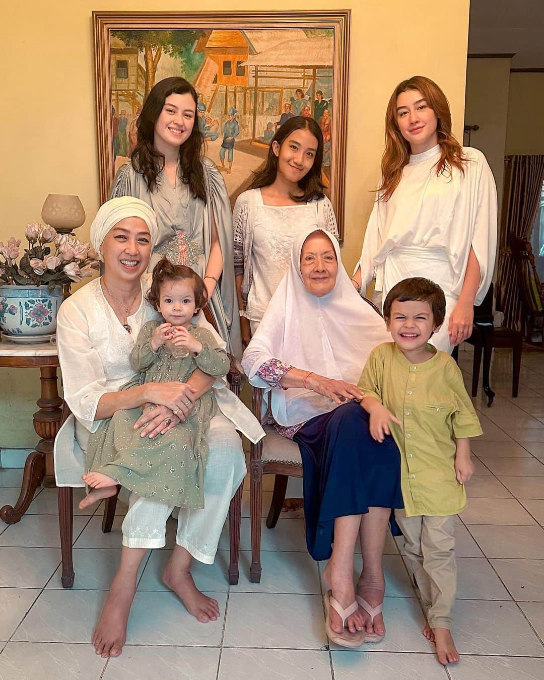 Kimberly Ryderさんのインスタグラム写真 - (Kimberly RyderInstagram)「Our Lebaran. 🤍 Alhamdulillah bisa berkumpul dgn keluarga tersayang!  Anak-anak dikasih kado Lebaran sama Papa. Ah gemes anak 3.5 tahun bisa pasang lego umur 5+. 🥹」4月25日 21時19分 - kimbrlyryder