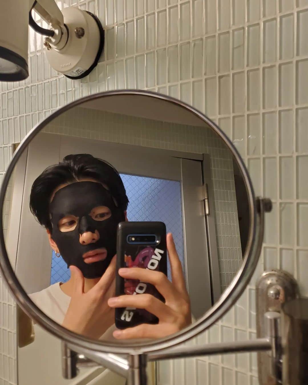 加藤康貴さんのインスタグラム写真 - (加藤康貴Instagram)「CICA for men  トラのマークで有名なVT CICAメンズラインが新登場したので お試しさせていただきました！  まず真っ黒のパッケージがいいよね！  個人的に良かったのは オールインマスク  敏感肌なのでマスクは向き不向きがあるのですが ・肌のピリピリ感も無し ・保湿力十分＆ベタつかない これはリピートしそう  オールインワンも 特有の物足りなさはあまり感じません！ これ1つで十分な保湿力です  5分足らずのケアでこのクオリティは流石  フォームクレンザーは 洗顔＆シェービング兼用の優れもの！ ズボラ男子にはもってこいアイテムです  男性でも簡単ステップでスキンケアできるし 真っ黒のパッケージもかっこいい  いいと思います👍  #メンズスキンケア#メンズコスメ#シカ男#美容男子#メンズ美容 #新作スキンケア#韓国美容 #韓国スキンケア #韓国コスメ #オールインワン#シェービング#1日1CICA #VTコスメ」4月25日 21時20分 - koki_kato