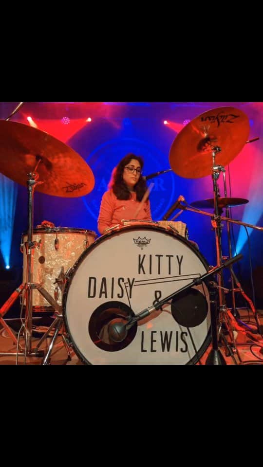 キティー・デイジー＆ルイスのインスタグラム：「MÜNCHEN TONIGHT!  Doors 7pm @ellesbailey 8pm KDL 9pm  Tickets: kittydaisyandlewis.com/shows  Bring it on! 💥  Remaining German shows: 26/4 NÜRNBERG 27/4 FRANKFURT 28/4 BERLIN (SOLD OUT)」