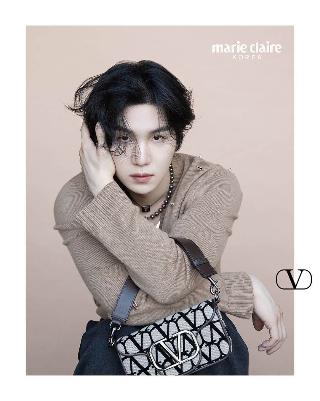 Valentinoさんのインスタグラム写真 - (ValentinoInstagram)「Brand Ambassador and #ValentinoDiVas member #SUGA (@agustd) of #BTS opts for Valentino on the cover of @marieclairekorea   For one of three covers featuring #SUGA, photographer @photokyj80 captured the singer in a studded cardigan from #ValentinoUrbanFlows, along with the #VALENTINOGARAVANI #LocòBag with the #ValentinoToileIconographe print.   Editor: @editordoi  Photographer: @photokyj80 Stylist: @kimvenchy Hair: @hearts_ultrapeku Makeup: @seoulbase_1 Set Designer: @uhyeu   #ValentinoNewsstand」4月25日 21時30分 - maisonvalentino