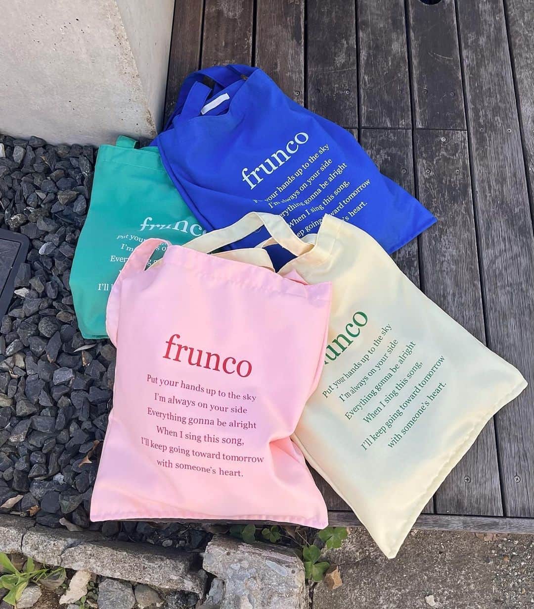 fruncoのインスタグラム：「@frunco.official ◀︎他のアイテムはこちらから🛋 ㅤㅤㅤㅤㅤㅤㅤㅤㅤㅤㅤㅤㅤ カラバリ豊富なトートバッグ！  「今、欲しいカラー」を スタッフでチョイスしました👜🤍 ㅤㅤㅤㅤㅤㅤㅤㅤㅤㅤㅤㅤㅤ ブランドロゴとレタリングがポイントです🪄 ㅤㅤㅤㅤㅤㅤㅤㅤㅤㅤㅤㅤㅤ ㅤㅤㅤㅤㅤㅤㅤㅤㅤㅤㅤㅤㅤ ㅤㅤㅤㅤㅤㅤㅤㅤㅤㅤㅤㅤㅤ 🏷レタリングトートバッグ yellow / pink / blue / green ￥2,750 ㅤㅤㅤㅤㅤㅤㅤㅤㅤㅤㅤㅤㅤ  ㅤㅤㅤㅤㅤㅤㅤㅤㅤㅤㅤㅤㅤㅤㅤㅤㅤㅤㅤㅤㅤㅤㅤㅤㅤㅤ- - - - - - - - - - - - - - - - -  ㅤㅤㅤㅤㅤㅤㅤㅤㅤㅤㅤㅤㅤ アイテムの詳細は商品タグ、または @frunco.official トップのURLよりご覧いただけます！✨️ ㅤㅤㅤㅤㅤㅤㅤㅤㅤㅤㅤㅤㅤ official store 税込¥3,000以上お買い上げで送料が¥220に🌱 さらに！税込¥8,000以上お買い上げで送料無料 📦 ̖́- ㅤㅤㅤㅤㅤㅤㅤㅤㅤㅤㅤㅤㅤ - - - - - - - - - - - - - - - - -  #frunco #frunco_snap  #新作  #zozotown  #zozotownで購入  #zozotownおすすめブランド  #zozotown購入品  #大学生コーデ  #大学  #韓国ファッション  #韓国コーデ  #デートコーデ #ブラウスコーデ  #ブラウス  #大人コーデ  #モテコーデ  #大人ファッション  #フレンチガーリー  #フレンチガーリーコーデ #トートバッグ  #トートバッグコーデ」