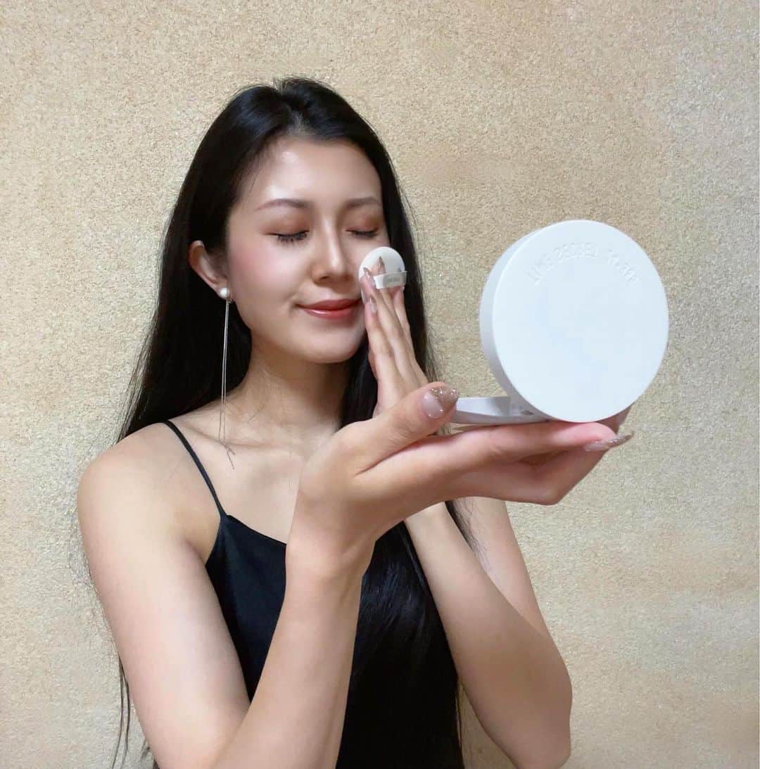 川根美優（みゆみゆ）のインスタグラム：「. 薄づきメイクやのにカバー力凄いとか 完全美優の味方過ぎて‥😮‍💨❤️‍🔥❤️‍🔥 ぱぱっとメイクで出かけたい時の 最近の美優の顔はこの2点で成り立ってます💄  肌のトーンを内と外ダブルでコントロール してくれる下地  🔖タイムシークレット ミネラル薬用プライマーベース 【医薬部外品】  この下地はシワ改善もしてくれるし 毛穴や凸凹を抑えてくれるから めちゃくちゃ肌が綺麗に！✨✨ （スクロールして動画見てね）  それと、肌荒れまでケアするファンデ級の カバー力のプレストパウダー  🔖タイムシークレット　ミネラル　薬用プレストパウダー 【医薬部外品】  薄づきでもカバー力が凄いのも魅力やし パフがふわっふわでお肌に当てるの 気持ちいのよ🫧 （スクロールして動画見てね）  今からの季節紫外線もめちゃくちゃ気になるけど このパウダーはspf50+/++++で国内最高基準 UVカットやから安心✌️  最近は出かける時くらいしか メイクしやんようにしてて、 お肌を休めたり労わるように なったんやけど、メイクしてても スキンケア出来る夢のようなコスメ😍🌈💎 長時間メイクしてると肌への負担って凄いから 心配やけど、この2点は元々肌への負担少ないし 石けんで落とせるっていうのも魅力的で めちゃくちゃおすすめ💞  #タイムシークレット #ミネラルプレストパウダー #フィックスミスト #こう見えてスキンケア中 #モデル #川根美優 #みゆみゆ #黒髪 #黒髪ロング #ロングヘア #スーパーロング #黒髪ヘアスタイル  #ハッピーガール #ネイルデザイン#timesecret #𝒉𝒂𝒊𝒓 #𝒇𝒐𝒍𝒍𝒐𝒘 #𝒇𝒐𝒍𝒍𝒐𝒘𝒎𝒆」
