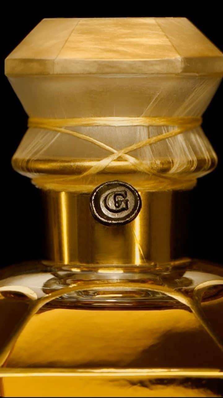 ゲランのインスタグラム：「With L’Art & La Matière, Guerlain reveals an iconic bottle inspired by the Maison’s archives. The embodiment of the Guerlain Art of Bottling, reimagined for the modern era.​  #Guerlain #GuerlainParfumeur #ArtetMatière」