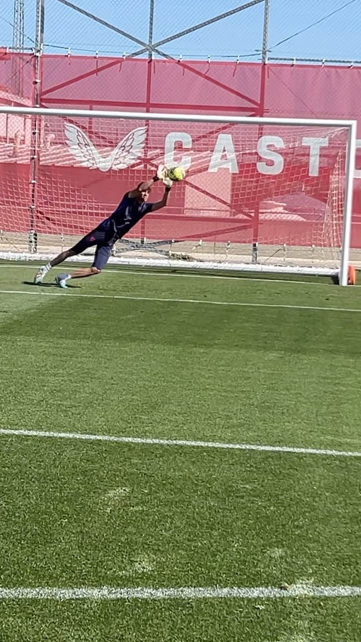 セビージャFCのインスタグラム：「🧤🔝 Yassine & Marko.  #WeareSevilla #NuncaTeRindas #goalkeeper #reels」