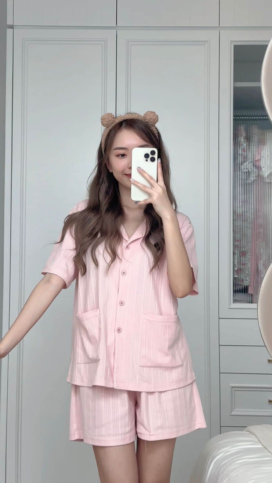 STEPHY YIWENのインスタグラム：「beanc23的新品居家服睡衣套裝上線啦！🌷💓  想要一套舒服简约的居家服套裝 就给自己入手这套LAZY SUNDAY雲朵居家服啦～ 即透气又保暖 品质很赞！！ 我已经包色了 不用烦在家要穿什么啦～～  只要使用Promocode 【STEPHY23】 第一套折扣10% 第二套折扣15% 再附送我穿着的C Homie 韓系中筒袜给大家🧦🤍   购买其他 @beanc23___ 服饰 使用优惠码也会附送C homie韓系中筒襪哟💓」