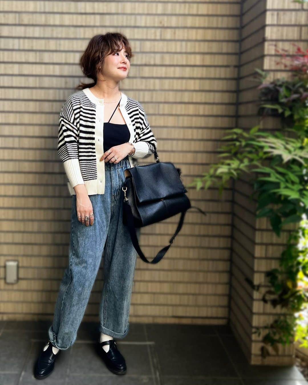 のインスタグラム：「‥𝕗𝕒𝕤𝕙𝕚𝕠𝕟‥ #お仕事コーデ ボーダー×パールボタンが可愛いサマーカーディガン♡上品すぎないところが個人的に好きです♡ ∵ これからの季節にピッタリのカーディガンは、 4/26(水)正午ZOZOTOWNオープンの新ブランド 【Anss.me アンスミー　(@anss.me_official_ )】のものです。 羽織りでも可愛いし、ボタンしめてトップスっぽく着ても可愛いので、いろいろ使えます♡ ∵ オープン当日限定、全品2,000円OFF になるそうなので、ぜひぜひチェックしてみてください♡ ∵ ∵ #anssme #アンスミー  #zozotown #ゾゾタウン #新ブランド」