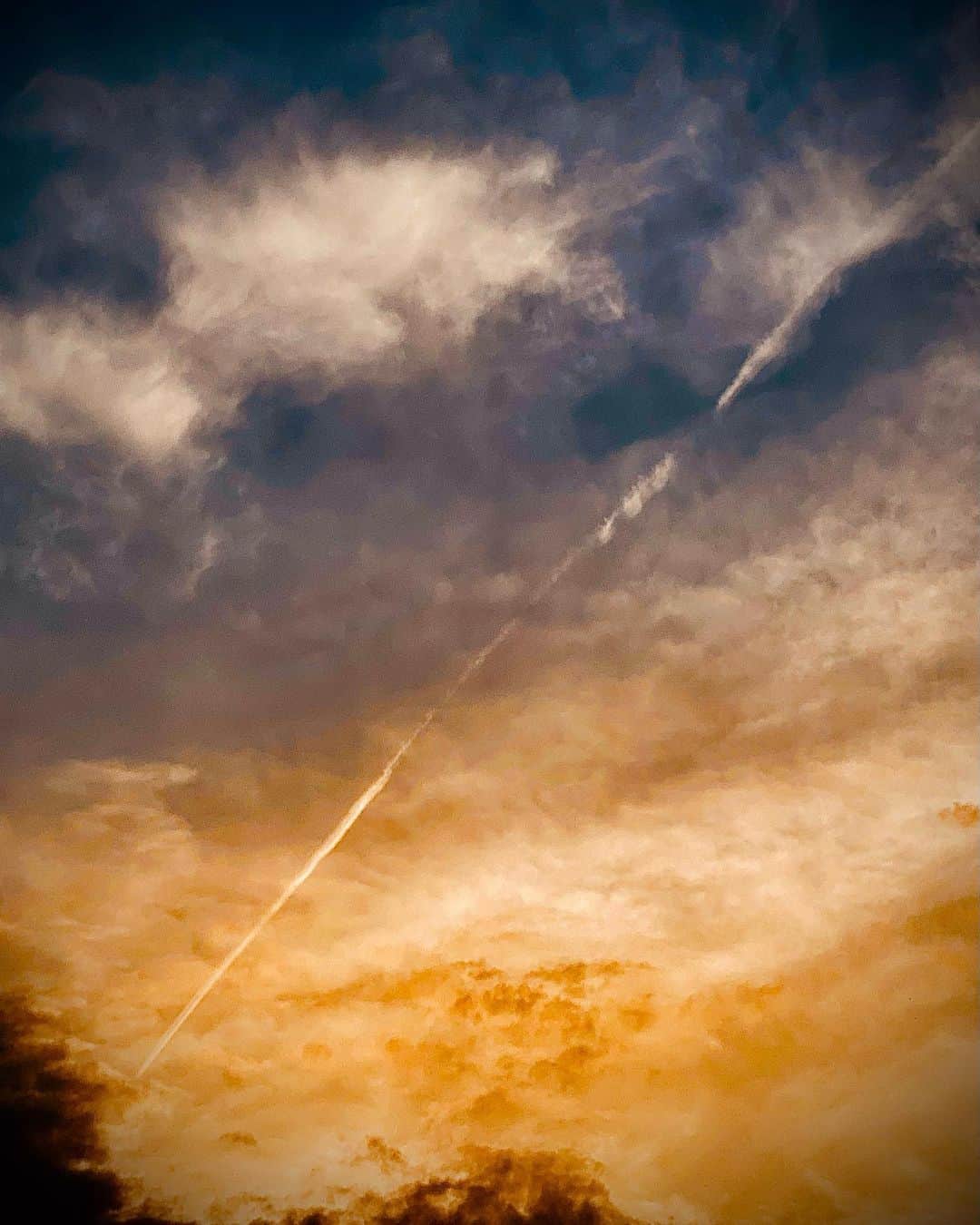 金子ノブアキさんのインスタグラム写真 - (金子ノブアキInstagram)「明日の悪天候予報の為、2日分を1日にまとめて撮影しています。 故に現場スタッフ陣は本当に大変な1日です。 頑張れー かく言う私は夕方帯はのんびり。 ぼーっと眺めていた暮れる空の美しい事。 普段都心にいるとこれがなかなか無いのよね。  #magichour  #たまには空を見上げよう」4月25日 21時28分 - nobuakikaneko_official