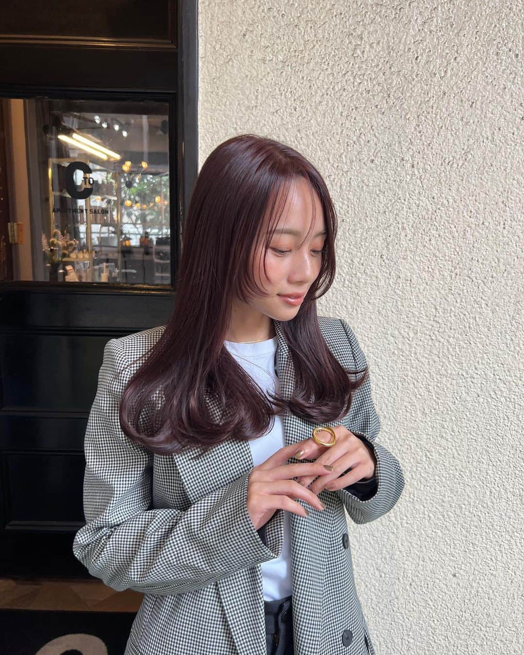 伊原葵さんのインスタグラム写真 - (伊原葵Instagram)「最近のヘアスタイル💇🏻‍♀️🍒❤️  最初の写真は最近染めたピンクよりなカラー♡  最後の方の写真は前回のダークチェリーなカラー♡  前の時は、ちょっと様子見で赤みも控えめに入れてもらったけど 意外といいじゃーん！いけるじゃーん！ってなって🤣 今回はピンクとパープルを多くしてる前より明るくしてみたー🫶🏻  どーかな？☺️  自分では新鮮さもあるし、 甘いピンクカラーじゃないから 大人っぽくなるし透明感出てお気に入り🫧  @minami_osawa さんと、こうするといいかなー？こうしてみるー？とか相談して決めるのが楽しい🥰  いつもプライベートなガールズトークしてるとあっという間に終わってて🤣その時間が楽しみなの♡  今回も可愛くしてくれてありがとーう🧚🏻‍♀️  #newhair」4月25日 21時28分 - aoi186