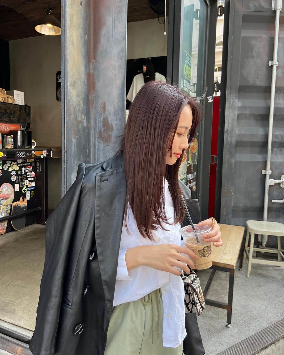 伊原葵さんのインスタグラム写真 - (伊原葵Instagram)「最近のヘアスタイル💇🏻‍♀️🍒❤️  最初の写真は最近染めたピンクよりなカラー♡  最後の方の写真は前回のダークチェリーなカラー♡  前の時は、ちょっと様子見で赤みも控えめに入れてもらったけど 意外といいじゃーん！いけるじゃーん！ってなって🤣 今回はピンクとパープルを多くしてる前より明るくしてみたー🫶🏻  どーかな？☺️  自分では新鮮さもあるし、 甘いピンクカラーじゃないから 大人っぽくなるし透明感出てお気に入り🫧  @minami_osawa さんと、こうするといいかなー？こうしてみるー？とか相談して決めるのが楽しい🥰  いつもプライベートなガールズトークしてるとあっという間に終わってて🤣その時間が楽しみなの♡  今回も可愛くしてくれてありがとーう🧚🏻‍♀️  #newhair」4月25日 21時28分 - aoi186