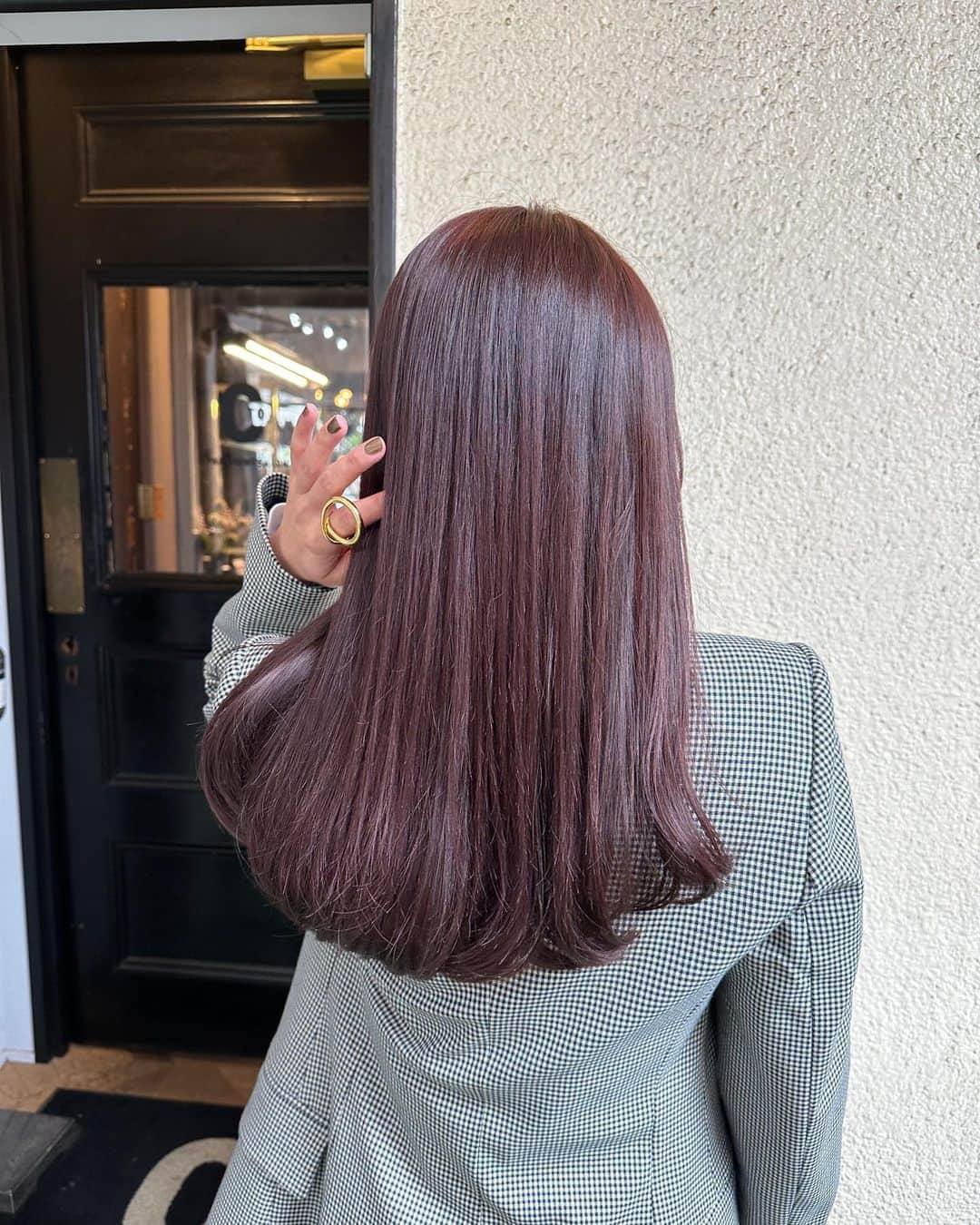 伊原葵さんのインスタグラム写真 - (伊原葵Instagram)「最近のヘアスタイル💇🏻‍♀️🍒❤️  最初の写真は最近染めたピンクよりなカラー♡  最後の方の写真は前回のダークチェリーなカラー♡  前の時は、ちょっと様子見で赤みも控えめに入れてもらったけど 意外といいじゃーん！いけるじゃーん！ってなって🤣 今回はピンクとパープルを多くしてる前より明るくしてみたー🫶🏻  どーかな？☺️  自分では新鮮さもあるし、 甘いピンクカラーじゃないから 大人っぽくなるし透明感出てお気に入り🫧  @minami_osawa さんと、こうするといいかなー？こうしてみるー？とか相談して決めるのが楽しい🥰  いつもプライベートなガールズトークしてるとあっという間に終わってて🤣その時間が楽しみなの♡  今回も可愛くしてくれてありがとーう🧚🏻‍♀️  #newhair」4月25日 21時28分 - aoi186