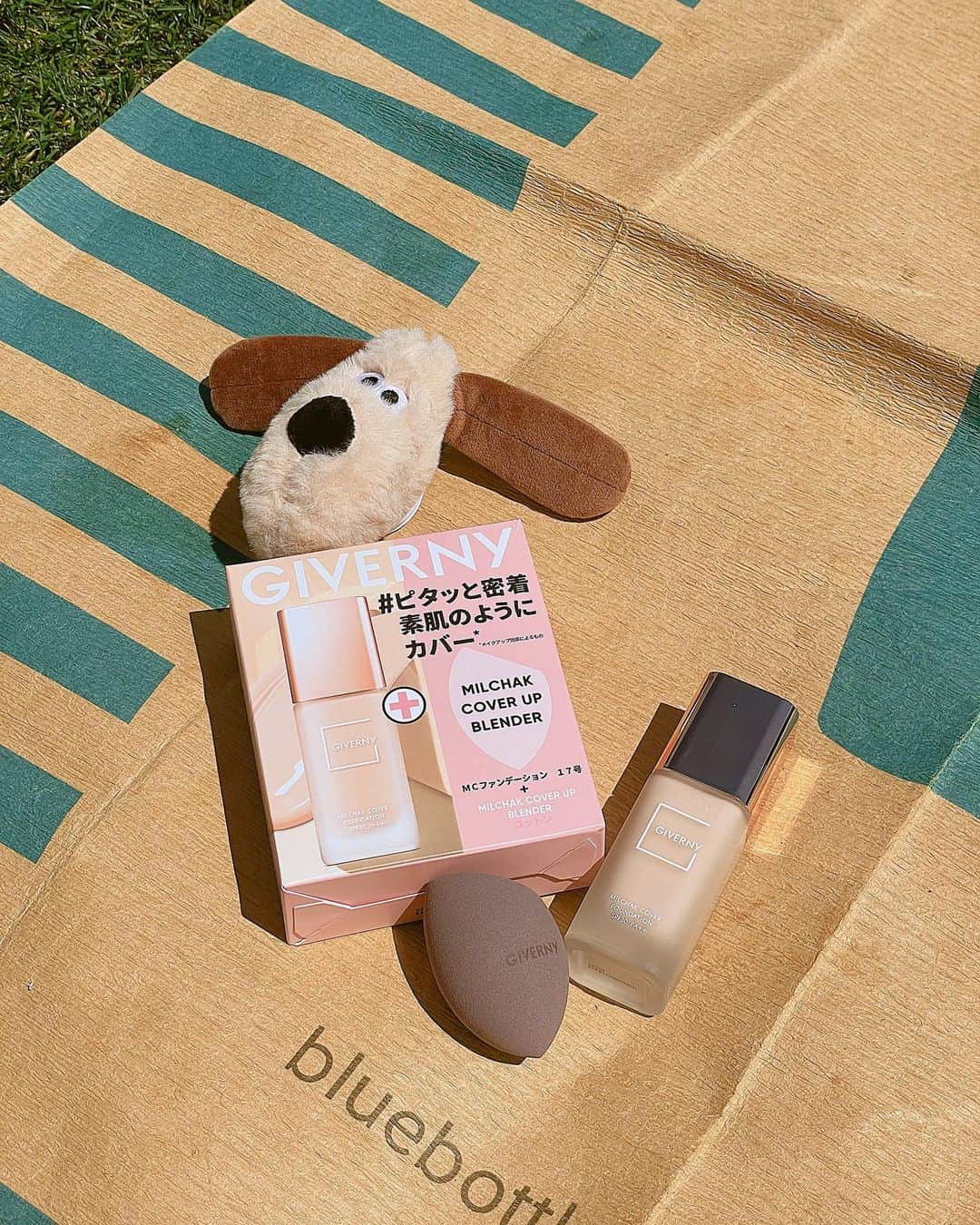 今吉めぐみのインスタグラム：「♡韓国メイク🇰🇷♡ ⁡ 韓国メイクさんの ほとんどが持っていると話題の GIVERNY @giverny_korea 密着カバーファンデ。 ⁡ 日本のために生産された 数量限定セット！ クッションブレンダー付きで 価格はファンデーション1本分 （3,000円（税抜き）） ⁡ ⁡ 〜〜〜使用感〜〜〜 ⁡ 少量でもよく伸びる。 自然なツヤと高いカバー力！ まるで素肌が綺麗なように みせてくれる仕上がり。 しっかり肌に密着して 長時間崩れにくい。 ⁡ ⁡ 〜〜〜クッションブレンダー〜〜〜 ⁡ しずく型の部分→小鼻など細かいところに 平らな部分→頬など広い部分のタッピングに 丸い部分→コントゥアリングのぼかしなどに ⁡ 部分に合わせたカッティングで使いやすい。 ⁡ 水で濡らすとより ツヤ感のある肌に仕上がりに🩷 ⁡ ⁡ ハンズ・ショップイン 他バラエティショップの一部店舗にて 4月上旬～発売中です。 ⁡ ⁡  #GIVERNY #ジヴェルニー #密着カバーファンデーション #韓国アイドルメイク #韓国コスメ」