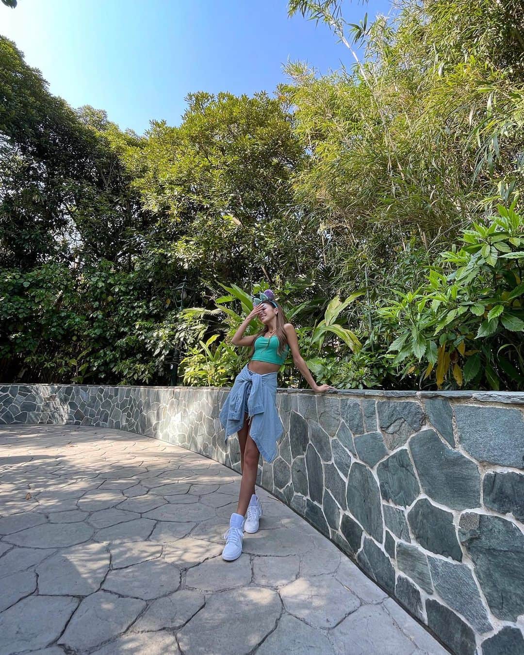 MIWAのインスタグラム：「Happy girl✌🏽🌈🌺 ㅤㅤㅤㅤㅤㅤㅤㅤㅤㅤㅤㅤㅤ ㅤㅤㅤㅤㅤㅤㅤㅤㅤㅤㅤㅤㅤ 後1回くらい投稿続くよ♩笑 広角機能0.7まぢで足長くみえるから 全身はノーマルカメラがすき🌻  ㅤㅤㅤㅤㅤㅤㅤㅤㅤㅤㅤㅤㅤ #ディズニーランド #ディズニーコーデ  #disneyland」