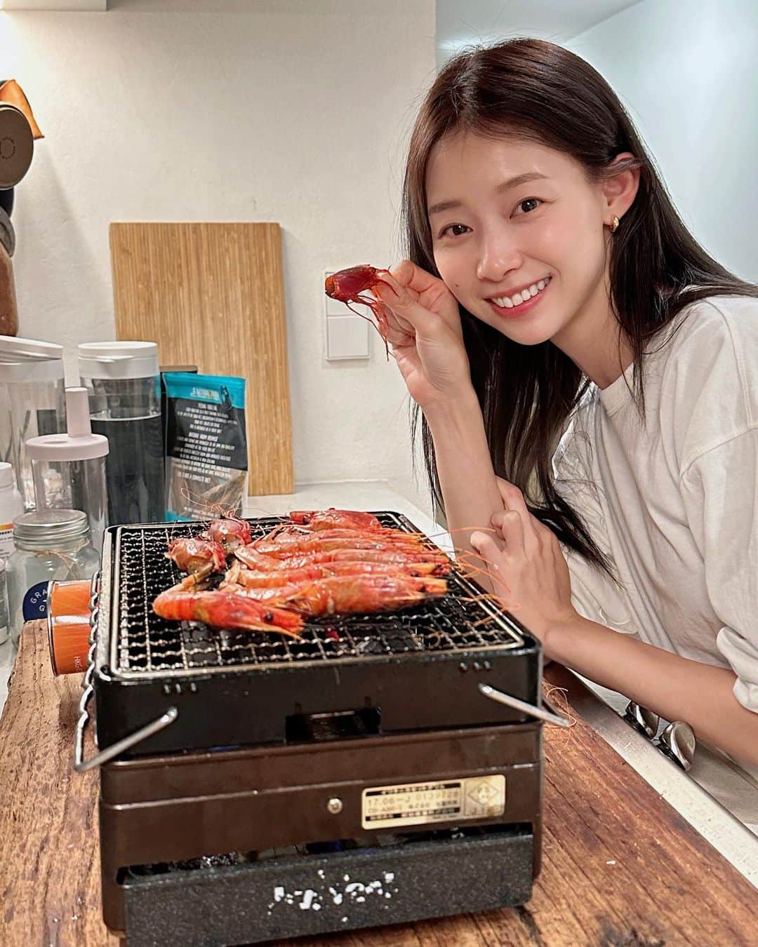 吳斐莉のインスタグラム：「今天吃蝦蝦🦐大餐～～～🤤  大溪漁港真的是個寶 出產的蝦都好好吃 以前只知道白蝦、草蝦、天使蝦 或是日料才有的甜蝦 但自從吃了大溪漁港的蝦 才知道台灣也是有媲美北海道的蝦啊！  照片裡的胭脂蝦口感偏軟 但是又香又甜，生食也很甜🤤  但我目前心目中第一名是 大溪正甜蝦跟角蝦 胭脂蝦排第三🤣  大家最喜歡什麼蝦🤤」