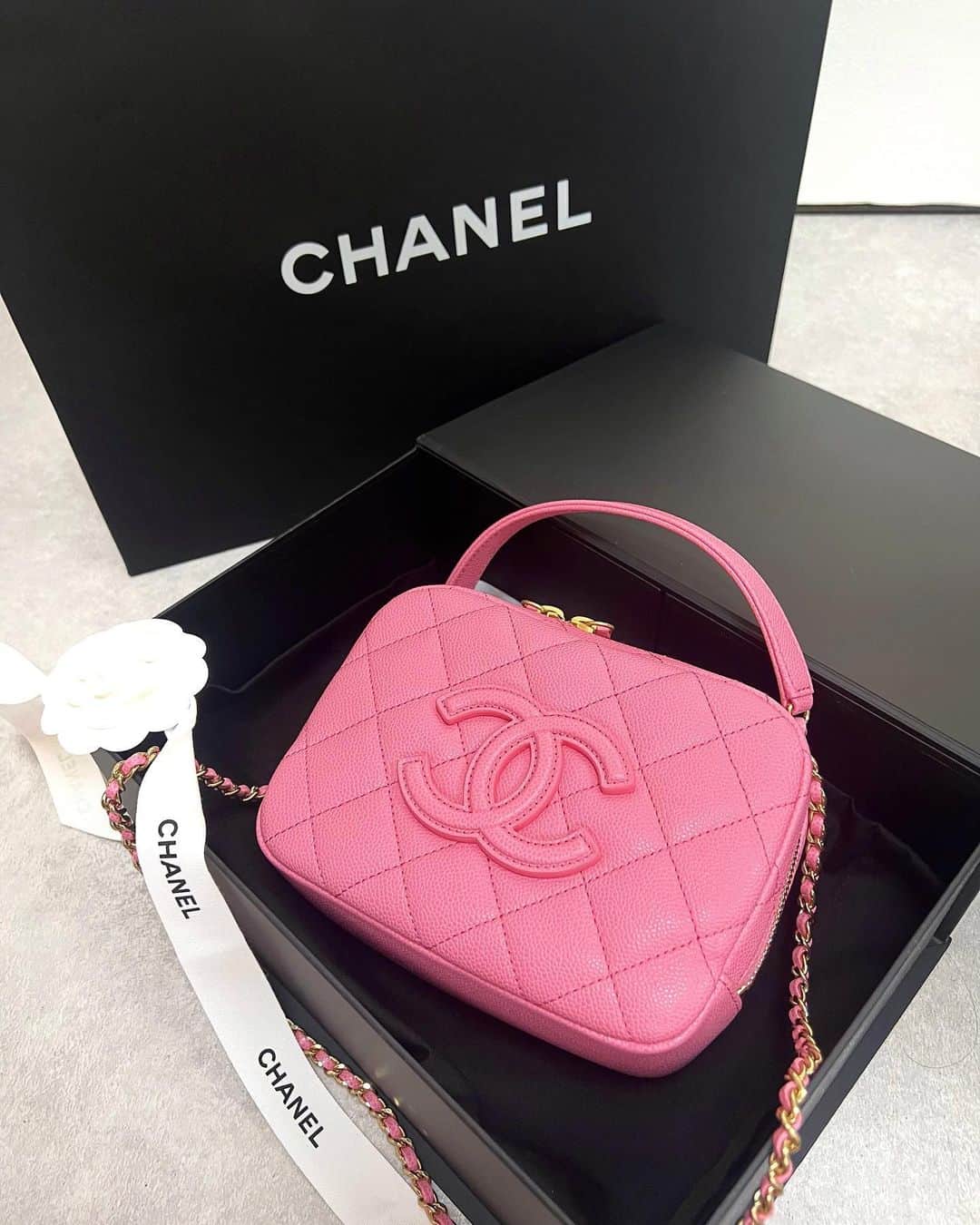 のインスタグラム：「・ CHANEL💗 @chanelofficial  ・ ・ 日本1点のみ世界的にも少ない レアバックに出会っちゃったの💓 完全一目惚れ🥰💓pinkpink ピンク好きな私にはたまらん🫶 ・ ・ #chanel#chanelbag#chanellove  #シャネル#シャネルバッグ  #シャネル2023ss#ピンク #ピンクシャネル#ピンク #自分にご褒美#出会い#幸せ」
