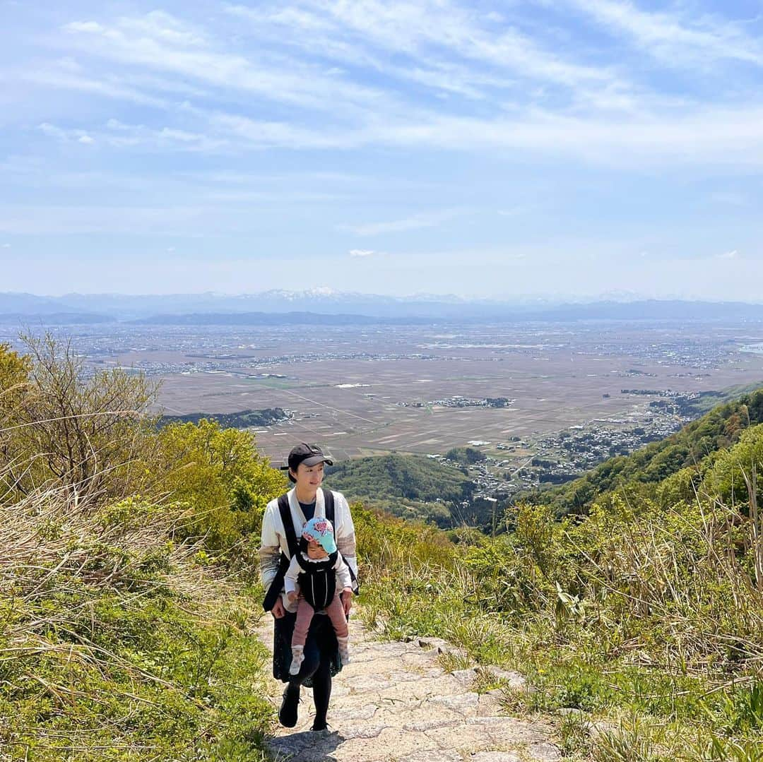 シナダユイさんのインスタグラム写真 - (シナダユイInstagram)「お互いの目的が一致して、結果家族全員ハッピーになれる場所#弥彦 🦌。とりあえずは弥彦神社へ参拝して、⛩🌅 パパさんは仕事なのか研究なのか、多分これが魂の遊びというやつなんだろうなと妻的に解釈している @mushroom_vintage があって、わたしは弥彦山から#水田リフレクション を見てみたかったのだが、だけどこれは微妙に時期が早くてまだ水気が無かったので次回にお預け…🙏  今回見れたものとしては、樹齢1000年越え、胴回り10m（その太さが伝わりそうなので、写真3枚目）の杉！そしてこのほかにも#樹齢 うん百年の木があちらこちらにあり、そしてその木の麓に素敵なcafeがある…テーマは#発酵 。💘好みだ…🍇 ということで、娘は野花で遊ばせて、良い絵を納められたので親としても大満足でした。☺️  #弥彦村 #温泉宿泊 #niigata #niigatapic  #弥彦山 #婆々杉  #binn」4月25日 21時32分 - yuis96