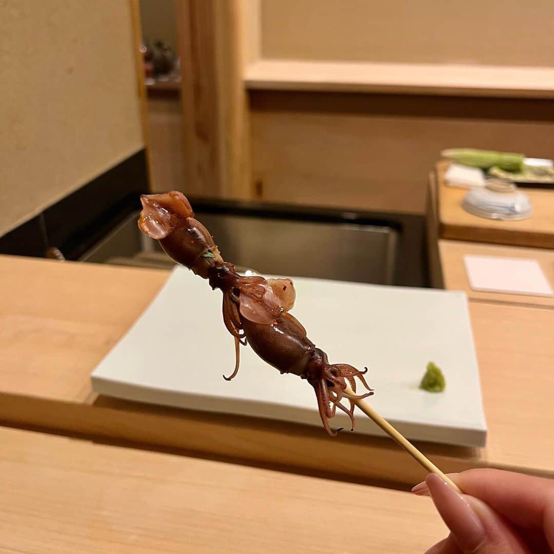 はるぽんさんのインスタグラム写真 - (はるぽんInstagram)「⁡ ⁡ ⁡ 食べログ4.36 大阪で1位の 堺にある予約困難の鮨おおがさん🍣🥢 ⁡ 特別なルートで仕入れるやま幸さんの 最高の鮪が特に美味しすぎて… ここの鮪は別格やった🤤♥ ⁡ 握りも普段食べるところより大きく感じた！ 美味しいご飯食べてるときがシアワセ♥️ ⁡ ⁡」4月25日 21時32分 - harupon96