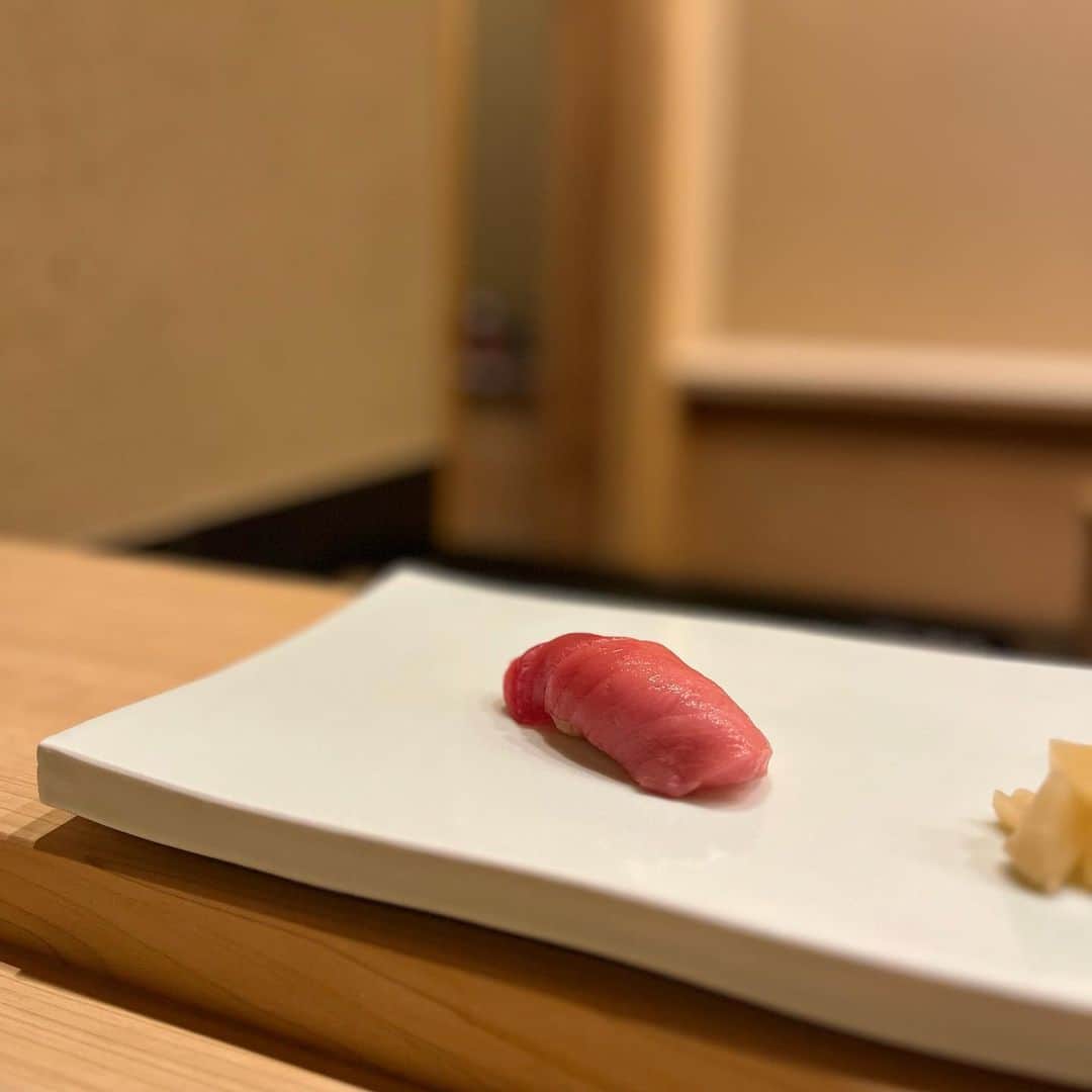 はるぽんのインスタグラム：「⁡ ⁡ ⁡ 食べログ4.36 大阪で1位の 堺にある予約困難の鮨おおがさん🍣🥢 ⁡ 特別なルートで仕入れるやま幸さんの 最高の鮪が特に美味しすぎて… ここの鮪は別格やった🤤♥ ⁡ 握りも普段食べるところより大きく感じた！ 美味しいご飯食べてるときがシアワセ♥️ ⁡ ⁡」