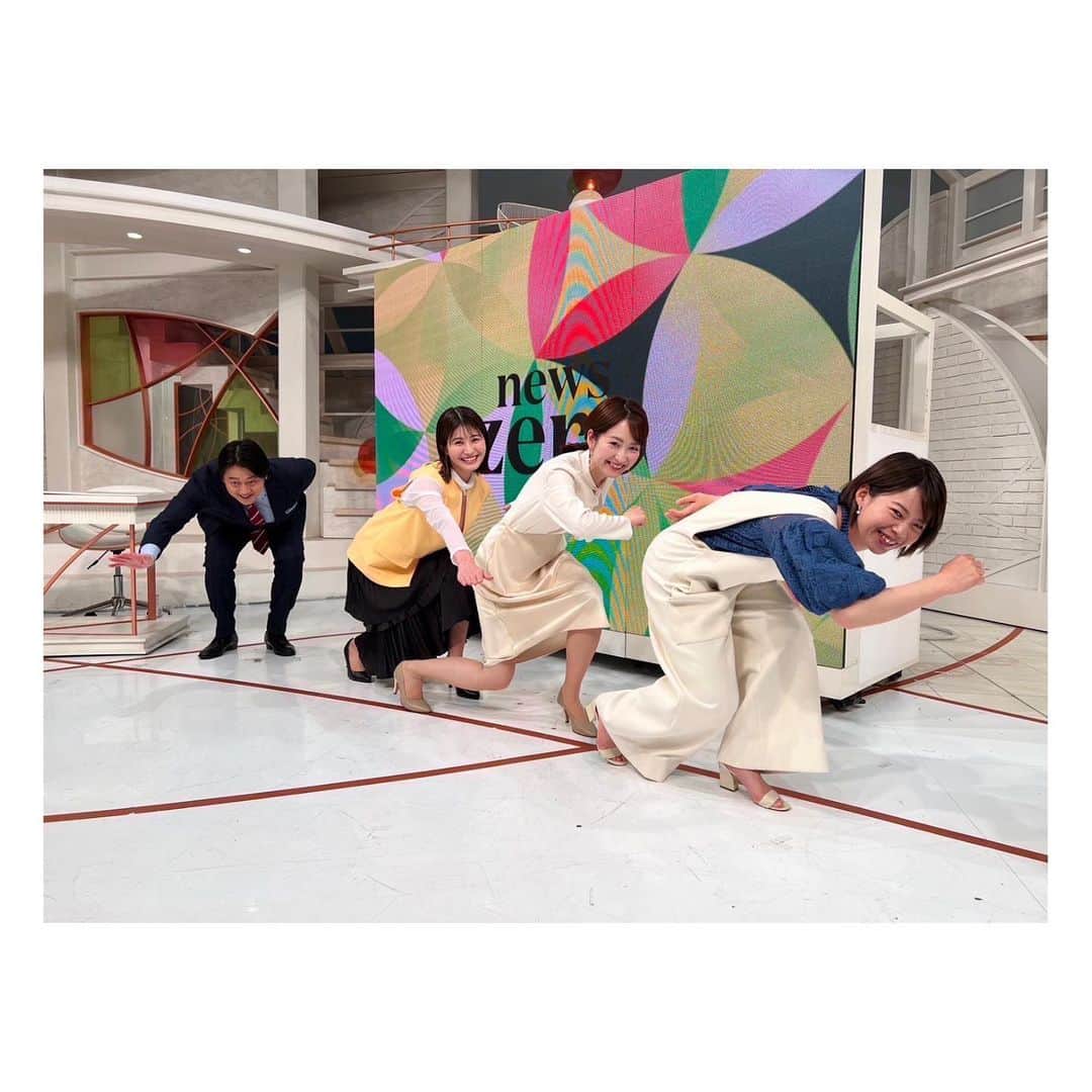 中島芽生のインスタグラム：「⛸ チームzero！パシュート！ 金曜メンバーで挑戦しました！  私たちは数秒もキープ出来ずヨレヨレだったのですが、 髙木菜那さんの姿勢のブレないことと言ったら😳 アスリートの凄さを目の当たりにした瞬間でした。  そして髙木さんは最近毎日ランニングもされているということで、運動を続ける秘訣をお聞きしましたところ…  健康のため、とかダイエットのため、などと思うのではなく、 「アスリートスイッチ」を入れて取り組むと 自然と続けられるんだとか！  なるほど🥹  残念ながら私の持っていないスイッチでした！  ですが、 ご一緒させて頂きお話しを伺う中で、 様々な考え方など、ひとつひとつに芯がしっかり通っていて、 足腰だけでなく物事への捉え方、向き合い方もブレない強さを持っていらっしゃるのだなと感じる日々です。  そんな髙木さんは今週金曜日がラストのご出演です。 ぜひご覧下さい✨  あ、写真の後ろの方にお1人、おじいちゃん（？）が迷い込んでいらっしゃいますが、どうぞお気になさらず🥰  ♡ ブラウス・スカート/ #Theory #Theory_jp ピアス / #ete  ♡ブラウス・パンツ/ #Theory #Theory_jp ピアス / #ete  ♡ ブラウス・セットアップ/ #NANOuniverse #ナノユニバース ピアス / #アビステ　#abiste」