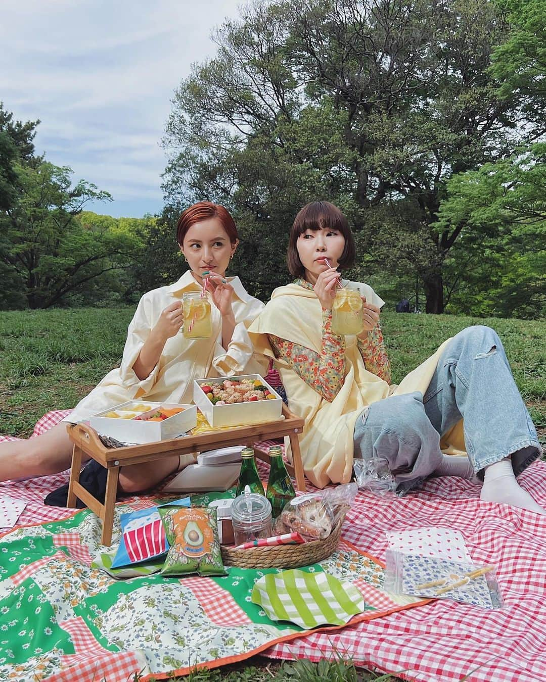 Julia Castroさんのインスタグラム写真 - (Julia CastroInstagram)「春のおしゃべりピクニック🌿  お弁当作ってあさぎーにょちゃんとピクニックしてきたよ🌞 お天気にも恵まれてよかった〜！  ぎーにょちゃんとは長い付き合いで、プライベートではご飯したりしてるんだけど意外と初めて動画を一緒に撮ったの🫶🏻 また何か一緒に撮れたら楽しいだろうな♡ 昨日アップしたYouTube是非見てね🐝🌿 . #spring #picnic  #springmood  #springfashion  #springstyle  #春陽気 #春コーデ  #春ピクニック #春色 #ピクニック」4月25日 21時35分 - julia.c.0209