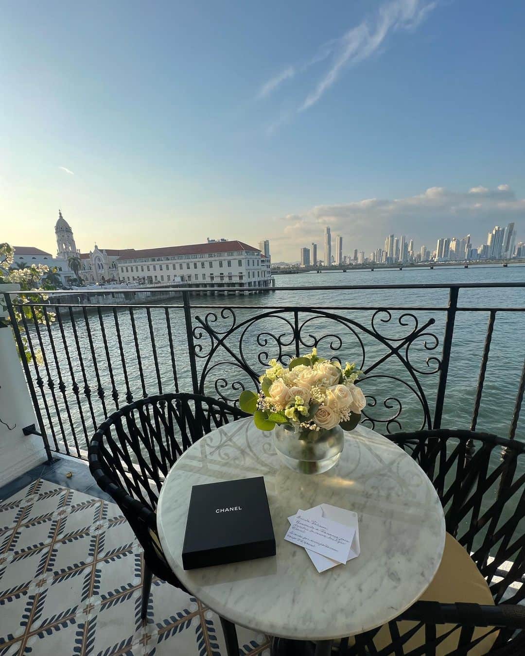 タリアナ・バルガスのインスタグラム：「Hola Panamá, que Alegría visitarte junto a @chanelofficial @chanel.beauty」