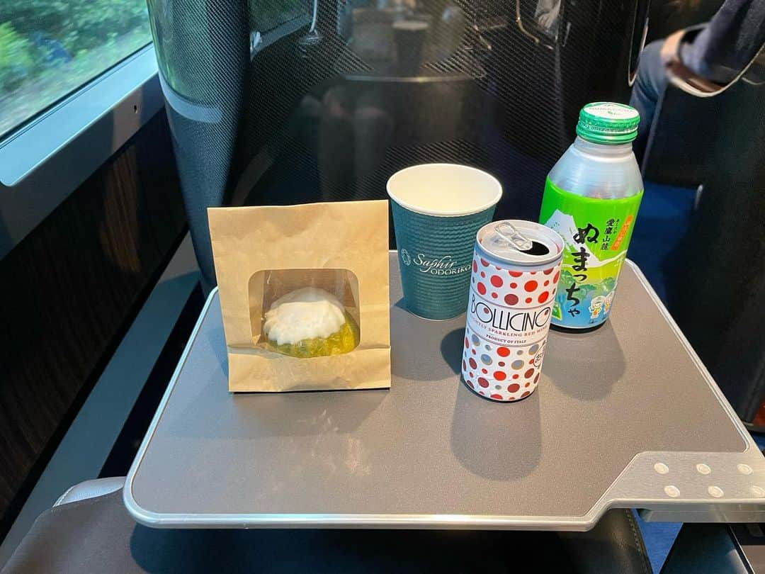 cieltripさんのインスタグラム写真 - (cieltripInstagram)「たまには電車の旅も🥰  ニョッキもパンも美味しかった♡  即使全程搭完只有僅僅的2.5小時，全車卻是green car，除此之外列車上還有特等座位區、專屬用餐的cafe以及包廂座席~設計真的很周全❣️  #サフィール踊り子 #プレミアムシート #jr東日本 #電車の旅 #伊豆旅行 #ristorantehonda #車内販売 #日本旅遊」4月25日 21時38分 - cieltrip