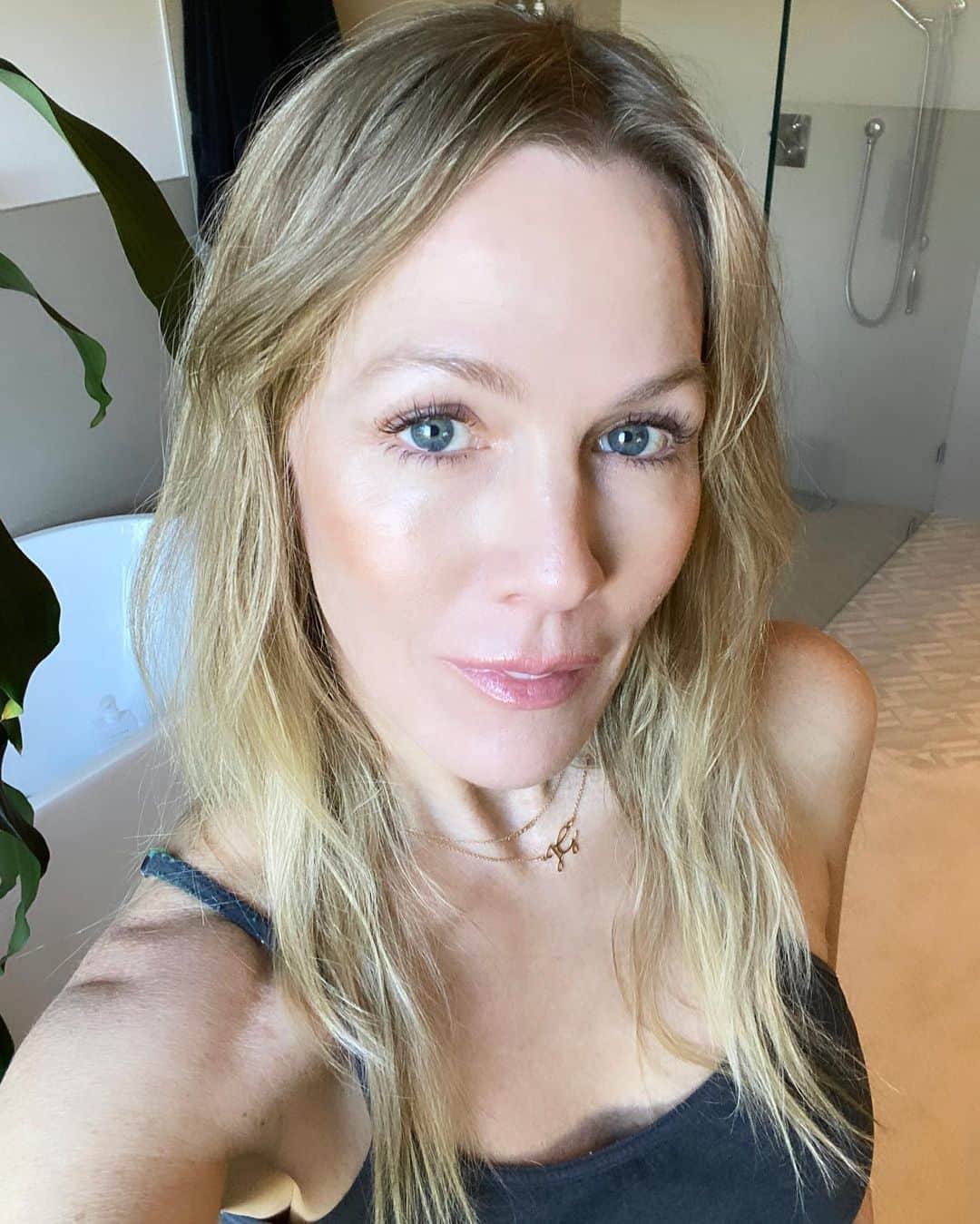 ジェニー・ガースさんのインスタグラム写真 - (ジェニー・ガースInstagram)「Just sayin hey from my bathroom. Not weird right? #happytuesday」4月26日 3時04分 - jenniegarth