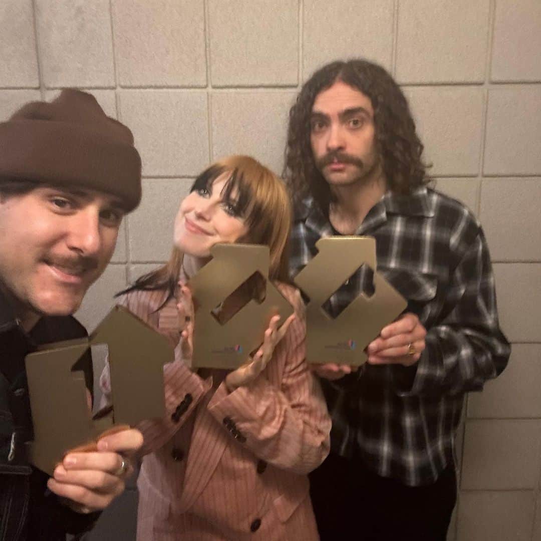 Paramoreさんのインスタグラム写真 - (ParamoreInstagram)「London, UK. Night 2.  Thank you to everyone who came out to a show on our UK/IE tour, to @thisisblocparty and @roziplain for the support, & to @officialcharts and the listeners for the #1 UK album.   📸: @zacharygray」4月26日 3時08分 - paramore