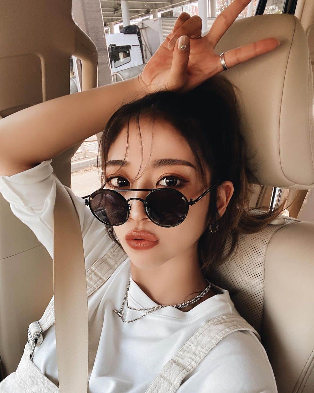 佐藤あずみのインスタグラム：「今週美容院いくんだけど、また短く切るか、このままくらいをキープするか迷いどころである🤔」
