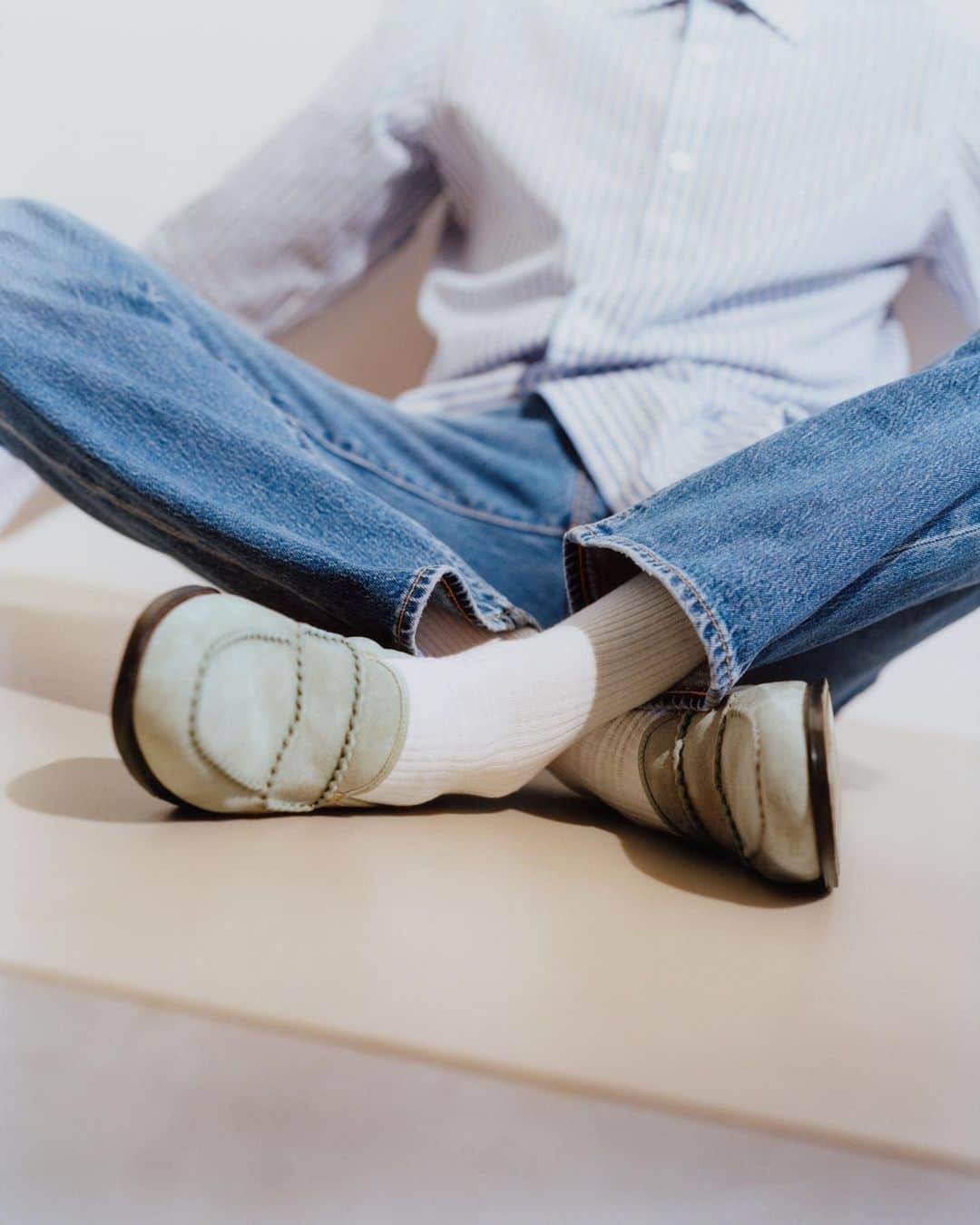のインスタグラム：「Introducing Bath, lightweight and ultra-supple, holding its shape while giving flexible comfort. Its distinctive visible stitching gives a hand-sewn finish reminiscent of working gloves, and like the proverbial glove, Bath will always be a perfect fit. . #johnlobb  #jeremyeverett  #charlottecolletcollet」