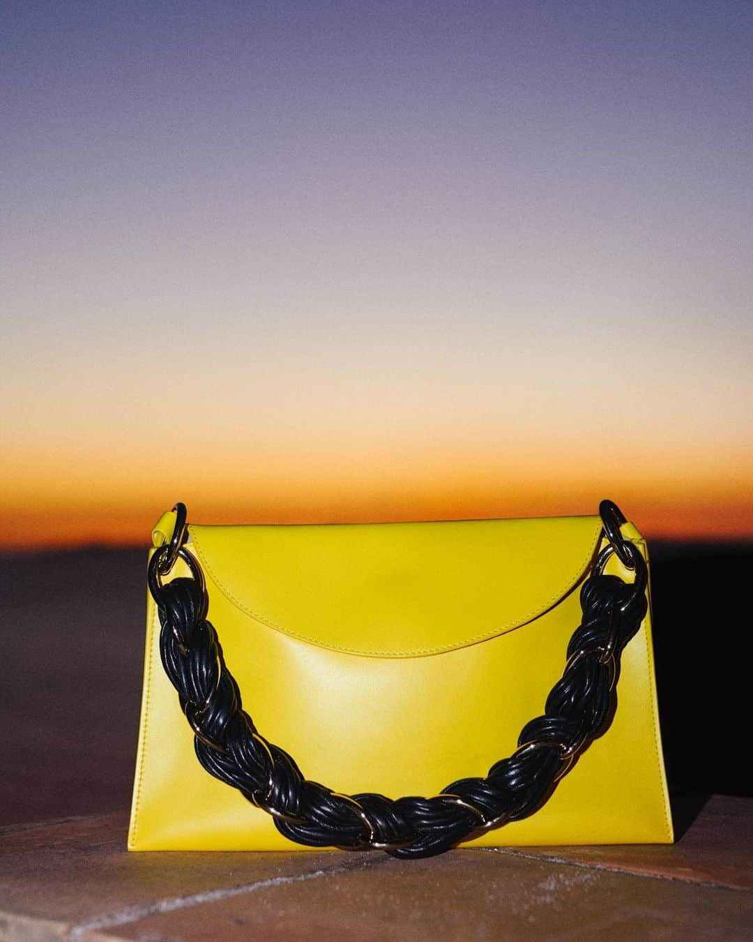 プロエンザスクーラーさんのインスタグラム写真 - (プロエンザスクーラーInstagram)「Spring 2023: Contrast Rolo Strap Braid Bag  Discover the collection now, at proenzaschouler.com  #proenzaschouler #proenzaschoulerspring」4月25日 21時44分 - proenzaschouler